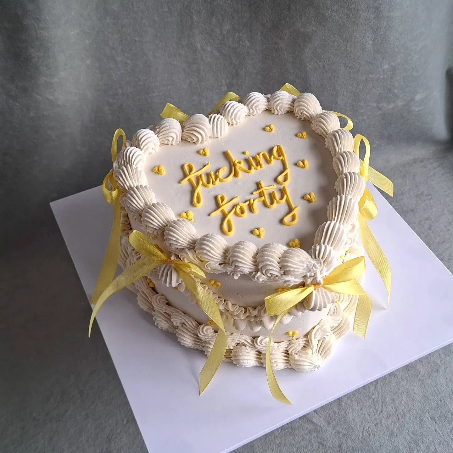 🤭 naughty 🫣

White and yellow vintage heart for a 40th birthday 💛

#heartcake #taupocakes #40thcake #birthdaycake #whiteandyellowcake