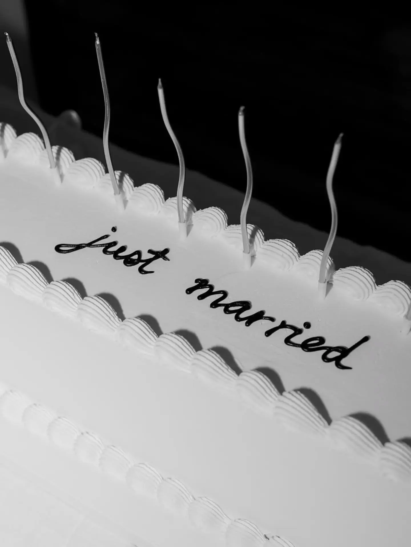 I received some more photos from @amour.weddings_ of the looooooong skinny wedding cake, thanks for sharing A &amp; T! 🥰💕

Venue @ohakuri_rise

#longweddingcake #taupoweddingcakes #taupoweddings