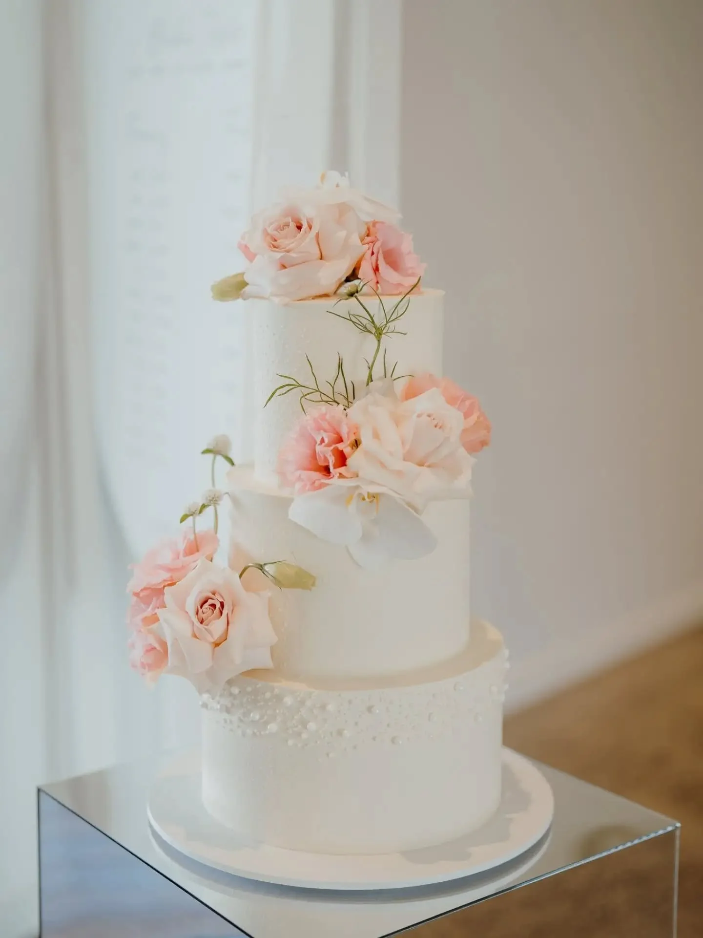 Had a lovely surprise yesterday when these photos arrived  from @haleyadelephotography 😍

Venue: @ohakuri_rise 
Flowers: @byjanesmith 

#weddingcakestaupo #weddingcake
#weddingcakesnz #taupoweddings