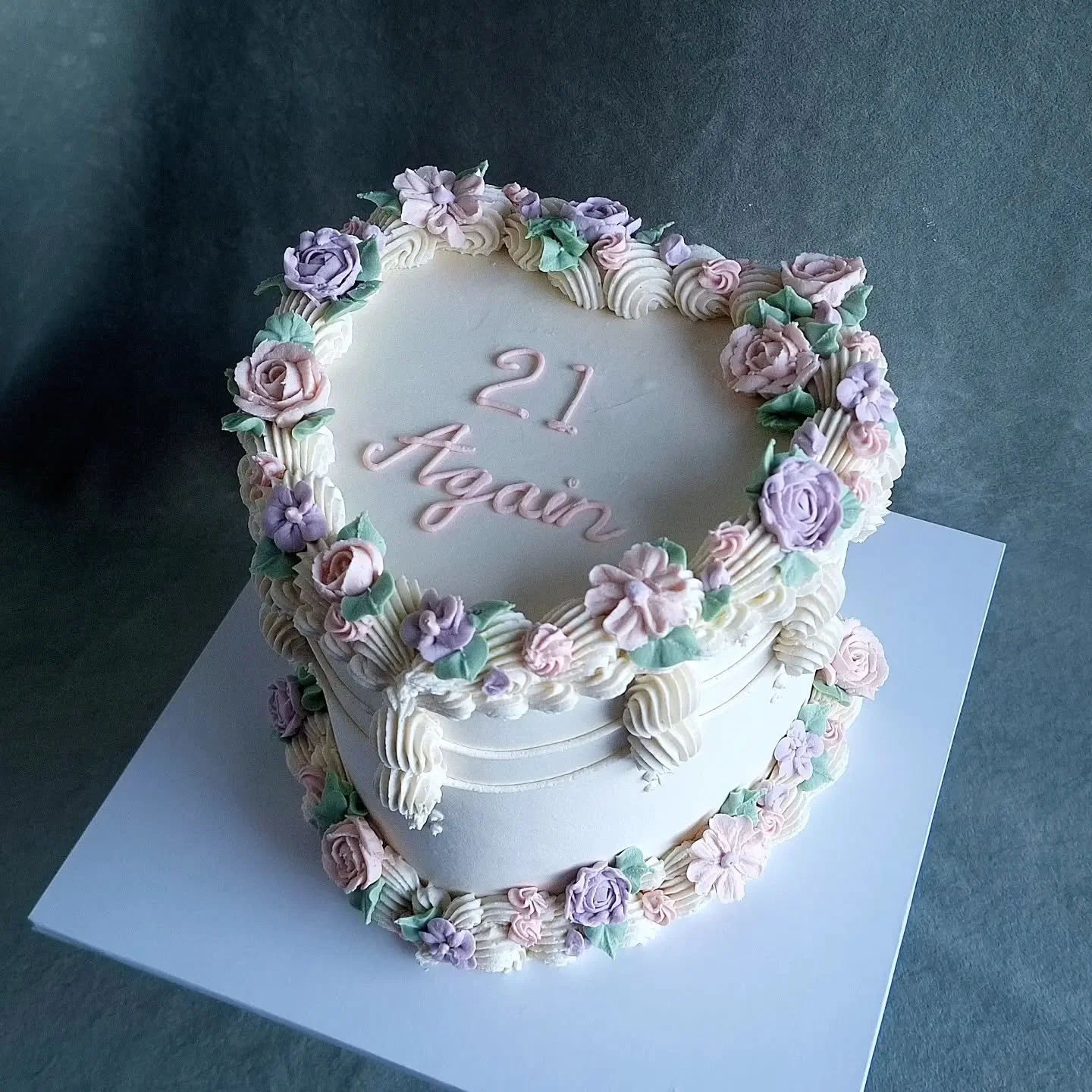 How old are they really? You'll never know 😆🪻🌸

#heartcake #taupocakes #birthdaycakes #birthdaycakestaupo