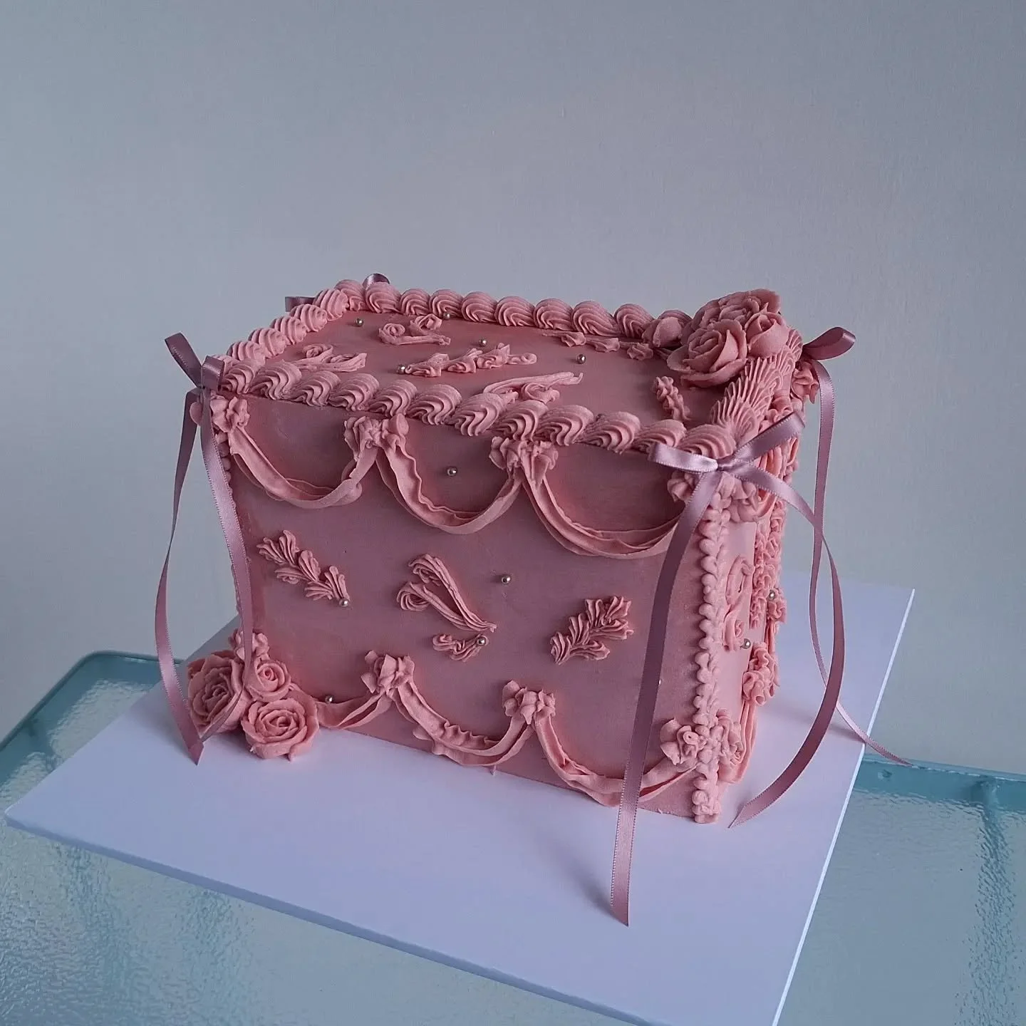 Tried something a little different for a 90th birthday celebration 💕🩷🎀 This cake design was inspired by the talented @neekostreatz 🤩

#90thbirthdaycake #birthdaycakestaupo #taupocakes #prettycake #rectanglecake