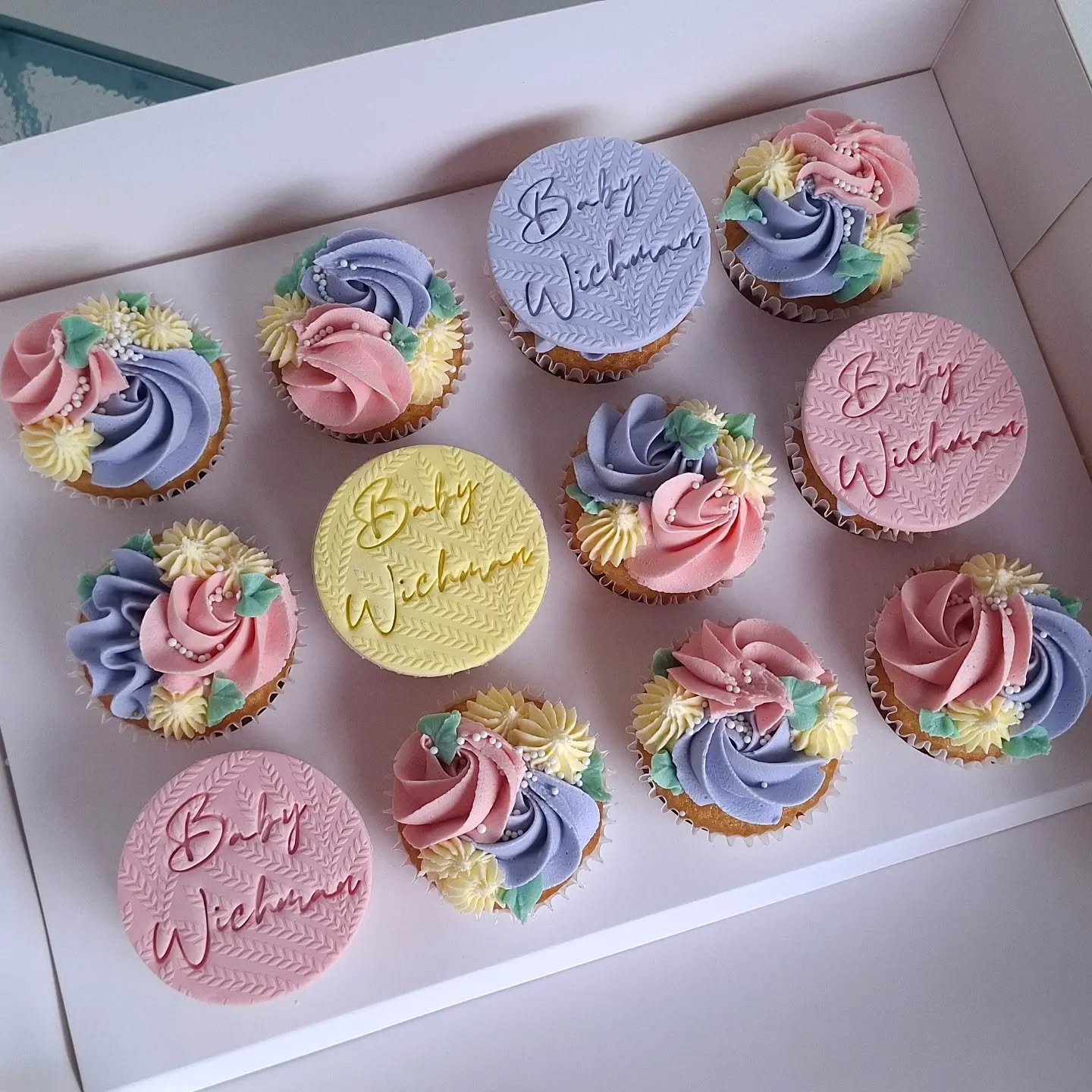 Cute cupcakes for a baby shower to match the floral theme 🩷💜💛

#prettycupcakes #taupocupcakes #babyshowercupcakes