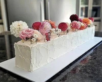 long+textured+white+wedding+cake.jpg