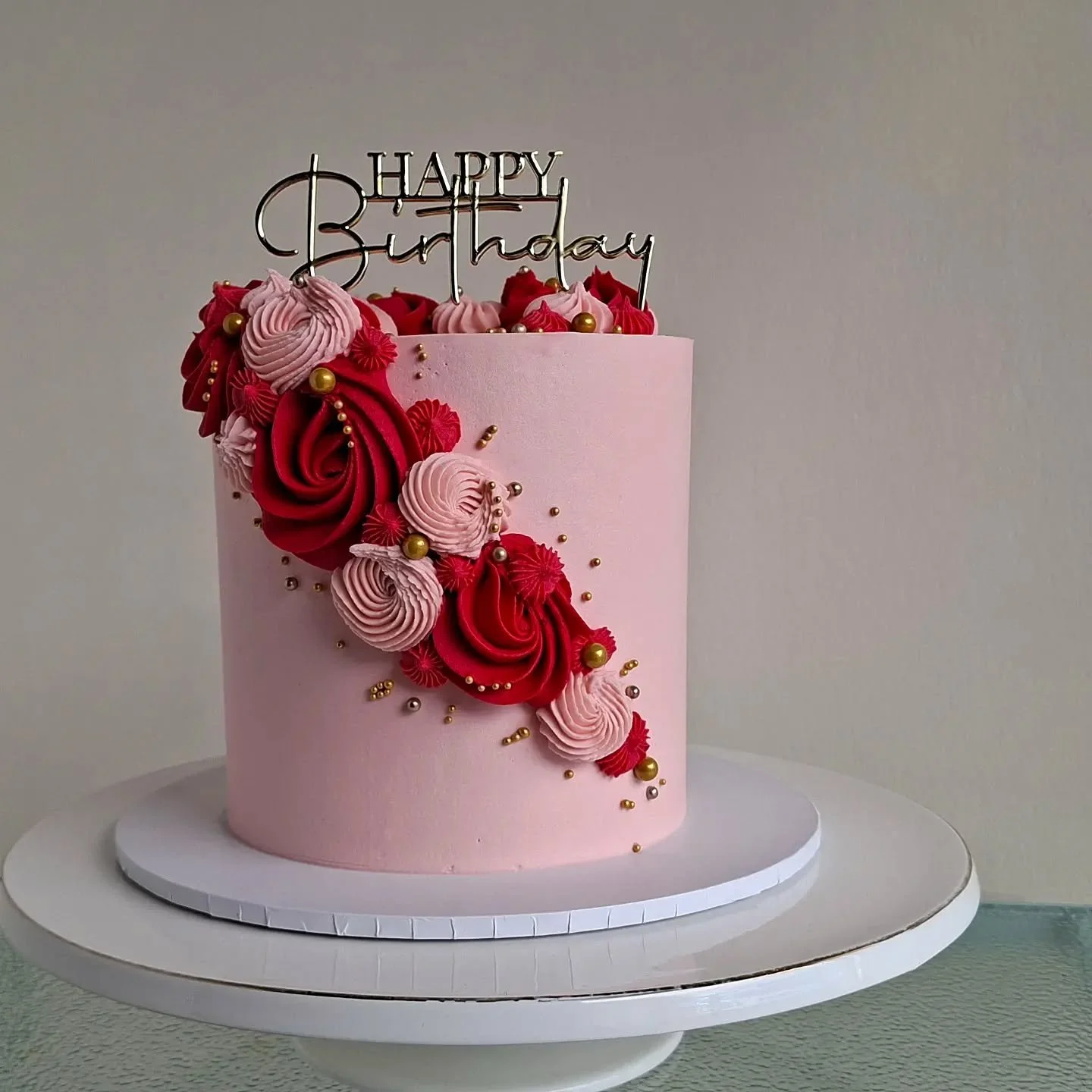 Happy Monday and holidays (for some) !  Here's a different colour combo for one of my swooping rosette cakes 😍❤️💕

#taupocakes #birthdaycakes #birthdaycakestaupo #prettycake #pinkandredcake
