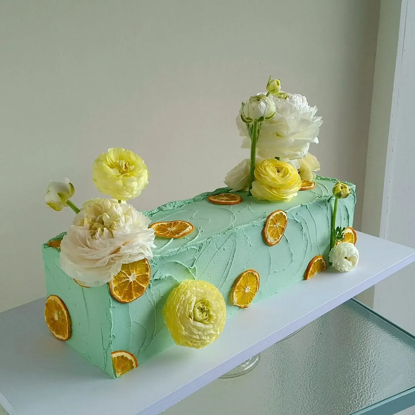 🍋🌿🌼 Love a pop of colour!

This long green rectangle cake with fresh flowers and dried lemons was to celebrate a birthday 💚 thanks to @byjanesmith for the flowers and lemons 😊🌿🍋

> Gluten-free vanilla cake filled with lemon curd and vanilla