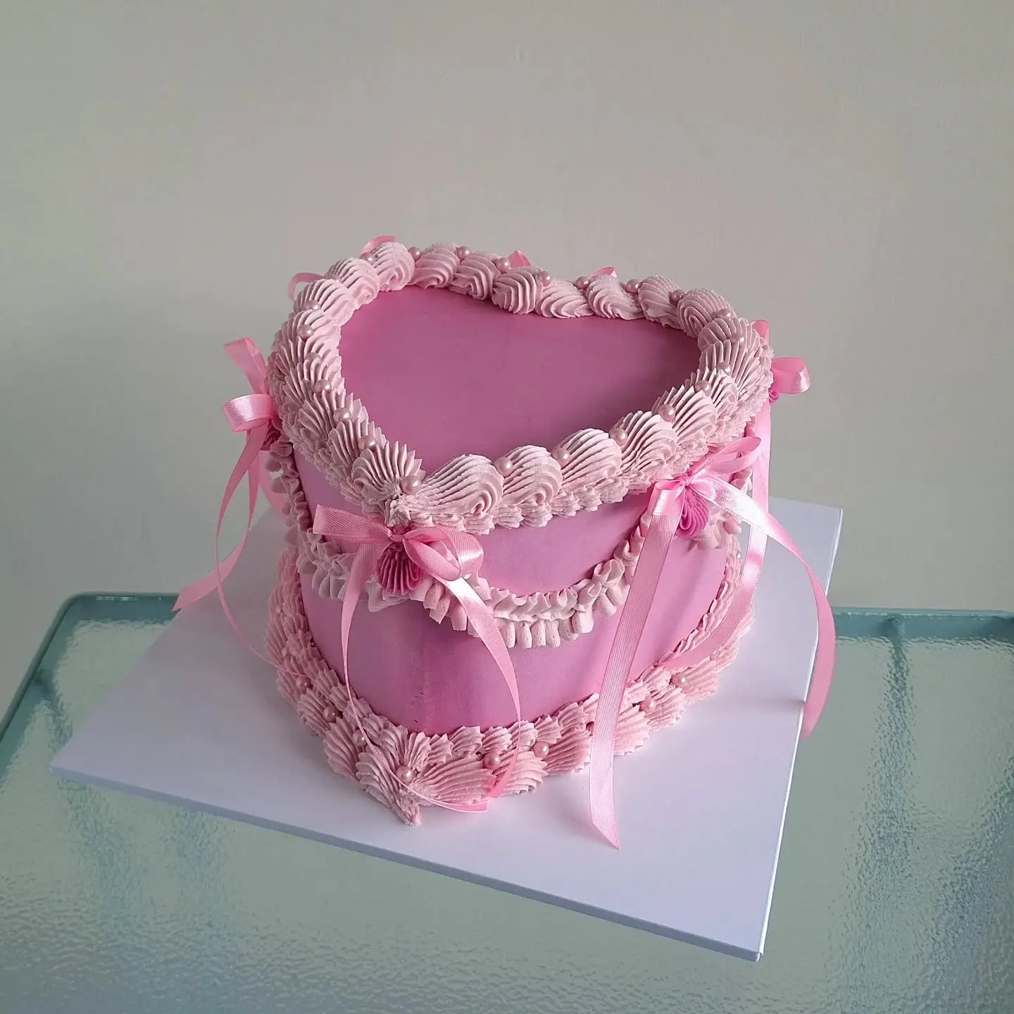 You know I love a heart cake! 💕  The first heart cake was for a Barbie theme 💗, and then we had cute mini hearts and bows 🎀 and lastly some buttercream flowers 🌸

#heartcakes #taupocakes #birthdaycakestaupo