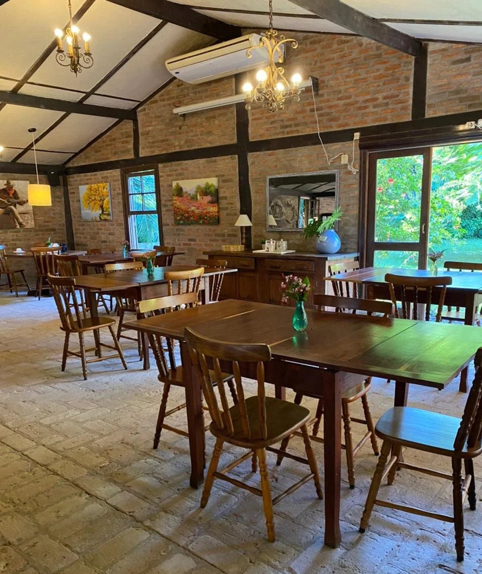 SALÃO DE BAIXO MESAS.JPG