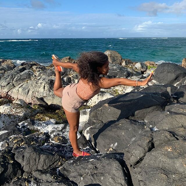 Stillness and focus ✨🧘🏾&zwj;♀️
.
.
.
.
.
#travelmadefit #traveldoesabodygood #findyourprana #travelslay #yogaanywhere #mauiyoga #mauiwowie #yogaforhealth #yogaforhealing #travelingyogi #dancerspose #natarajasana #yogabythebeach #waterbabyforlife #w