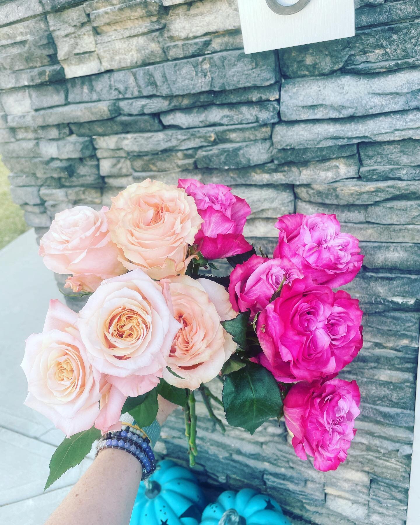 Peach or Pink?!? 

We have both! 

#yeg #yegflowers #peachroses #pinkroses #princesscrownroses #countrybluesroses #thelittleflowertruckyeg