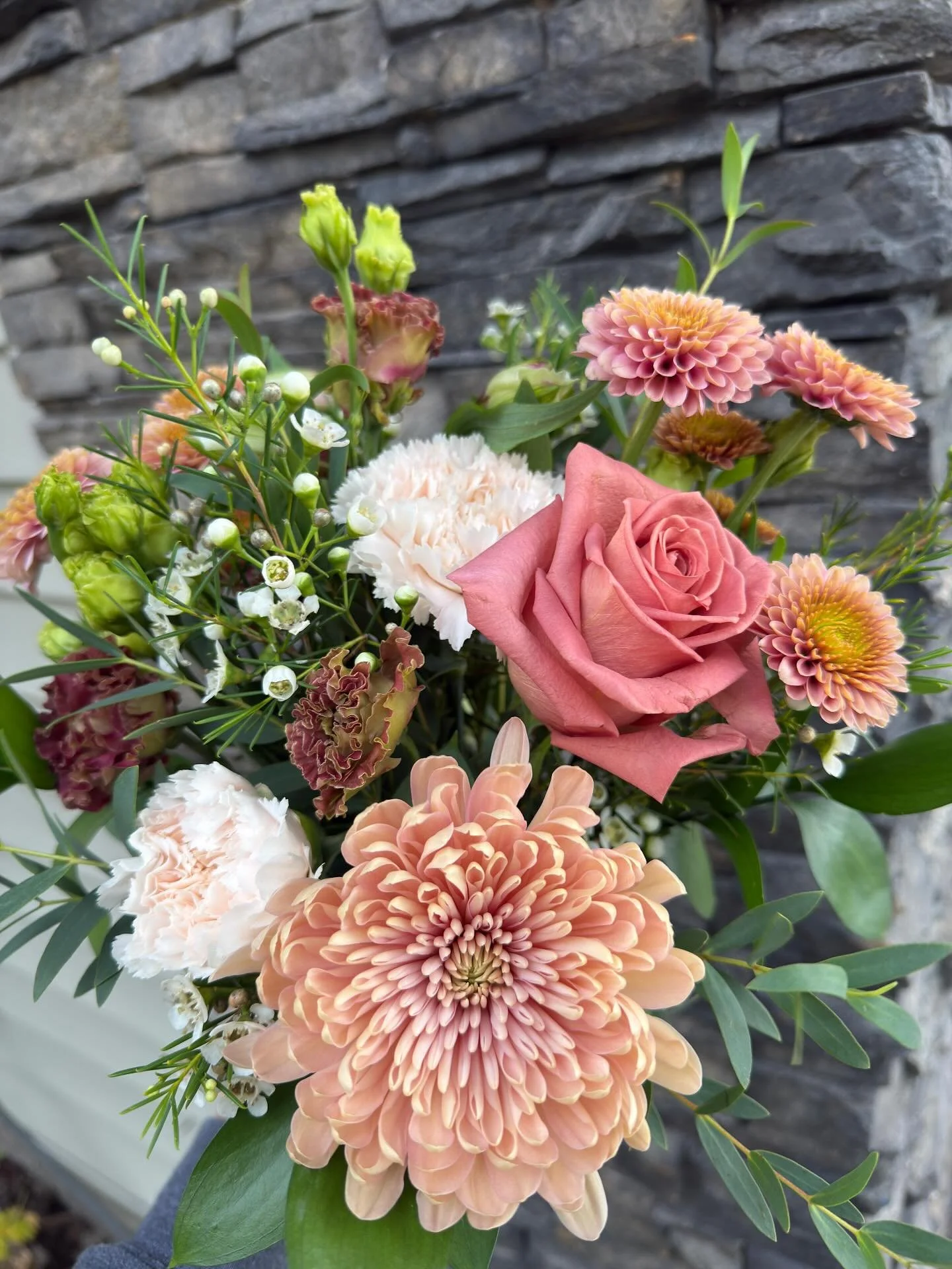 This week’s subscription bouquet is pure late-summer romance. Blush roses, peach mums, and textured lisianthus blooms come together for that effortless, fresh-from-the-garden feel.
✨ Want this kind of beauty on repeat? Treat yourself (or someo