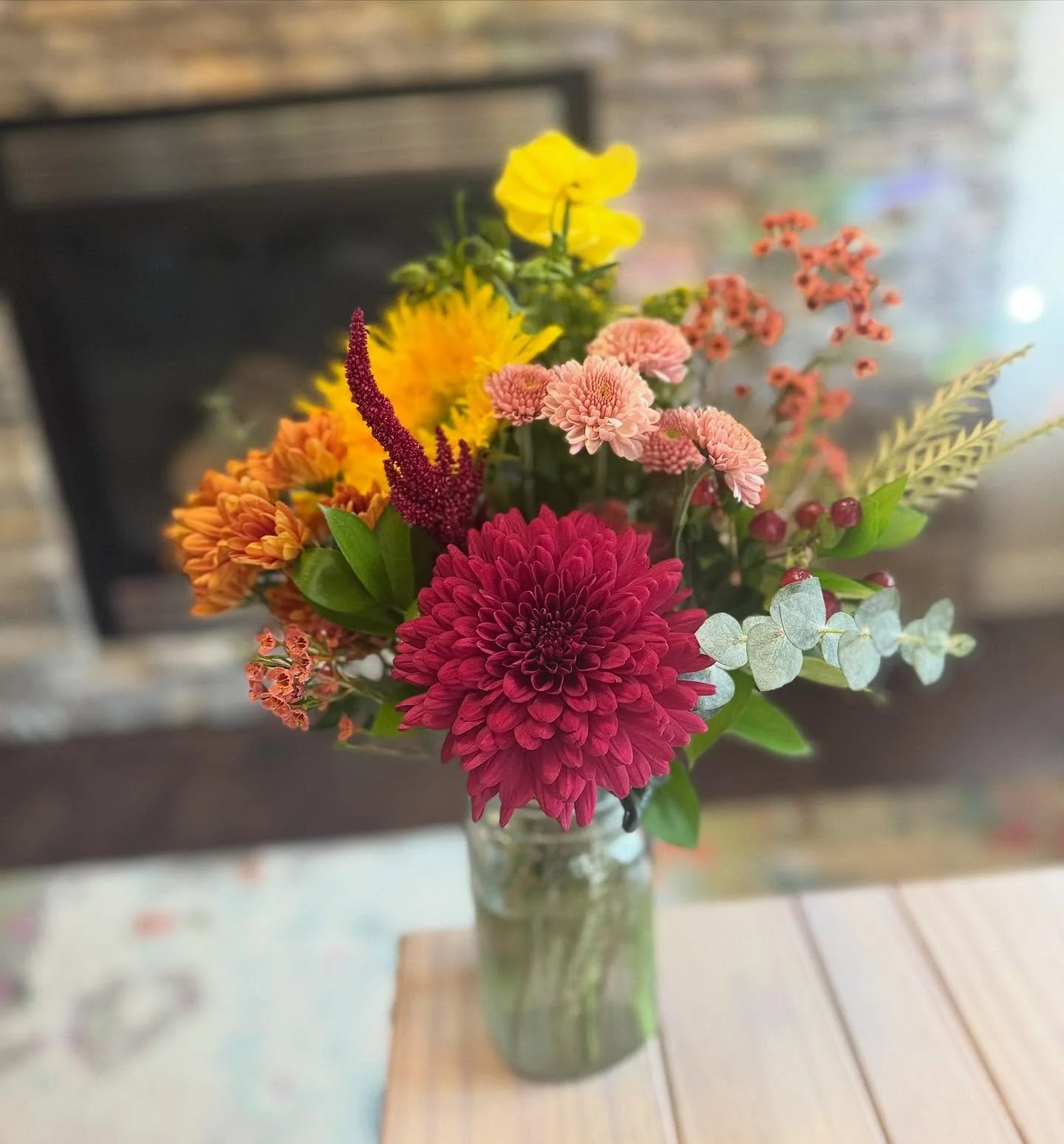 Fall blooms just hit different. The way rich mums and golden petals catch the light feels like a little piece of sunset in your home. ✨🍂
This week’s subscription bouquet brings that warm, glowing energy straight to your table. A reminder that