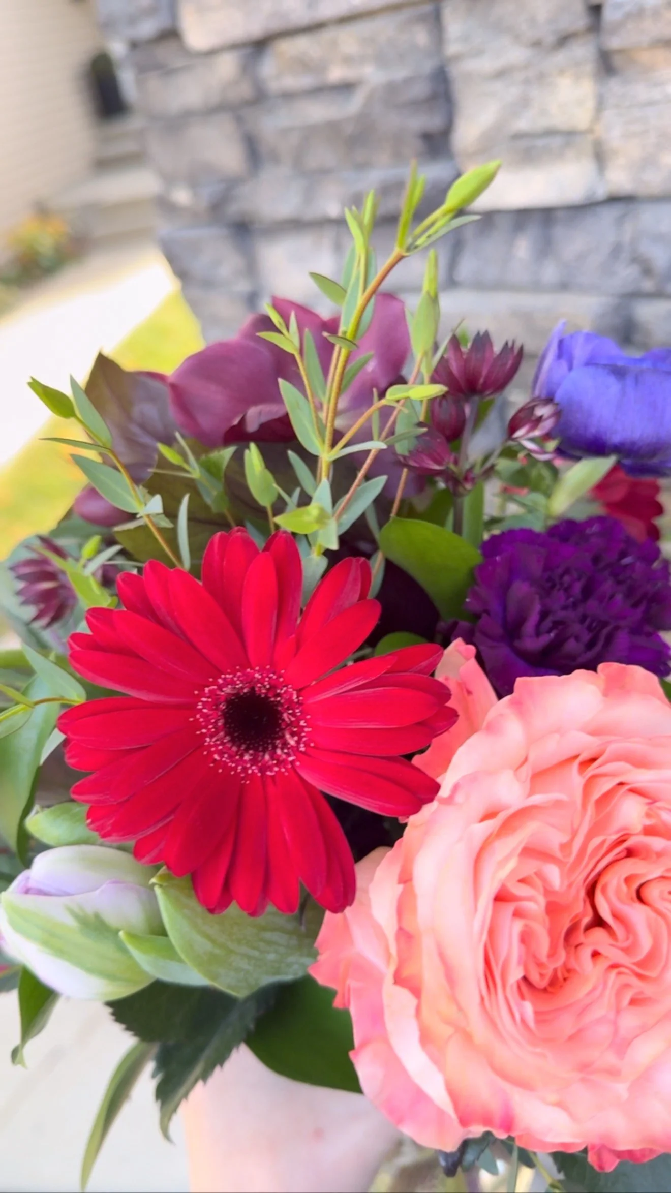 No two bouquets were alike this week — that’s the magic of working with seasonal blooms 💜✨
Each bundle came together with its own personality: moody tones, playful textures, and unexpected combinations that make you stop and stare a lit
