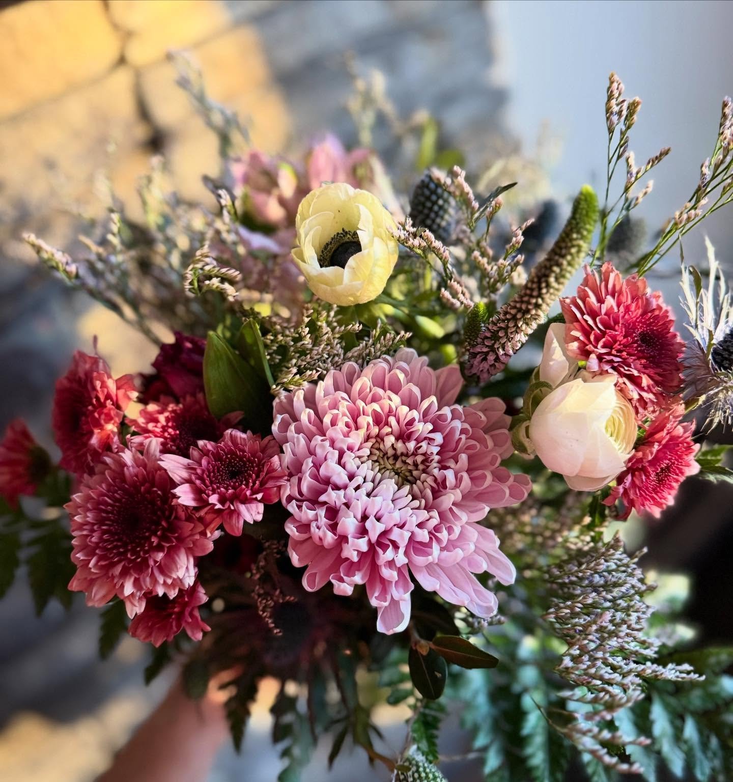 This week&rsquo;s  subscription bouquets came together in the dreamiest palette &mdash; mauve mums, raspberry chrysanthemums, creamy ranunculus and tons of soft, airy texture. A little burst of beauty for your homes! 

#yegflowersubscription #yegflow