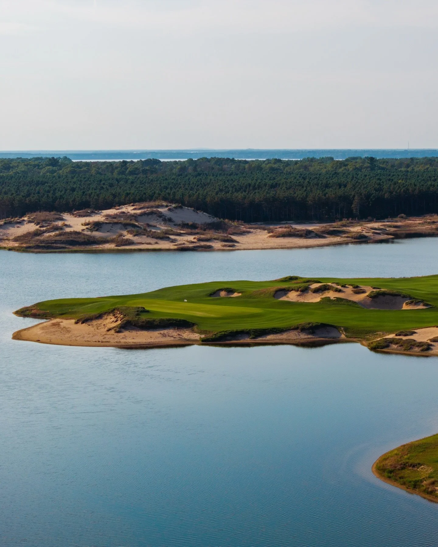Commons, the latest gem to the collection of golf found at @sandvalleygolf, dropped their logo this week, designed by the incredibly gifted @oliviaherrickdesign.  Immediately in the running for one of the best golf logos in recent history.  Commons i
