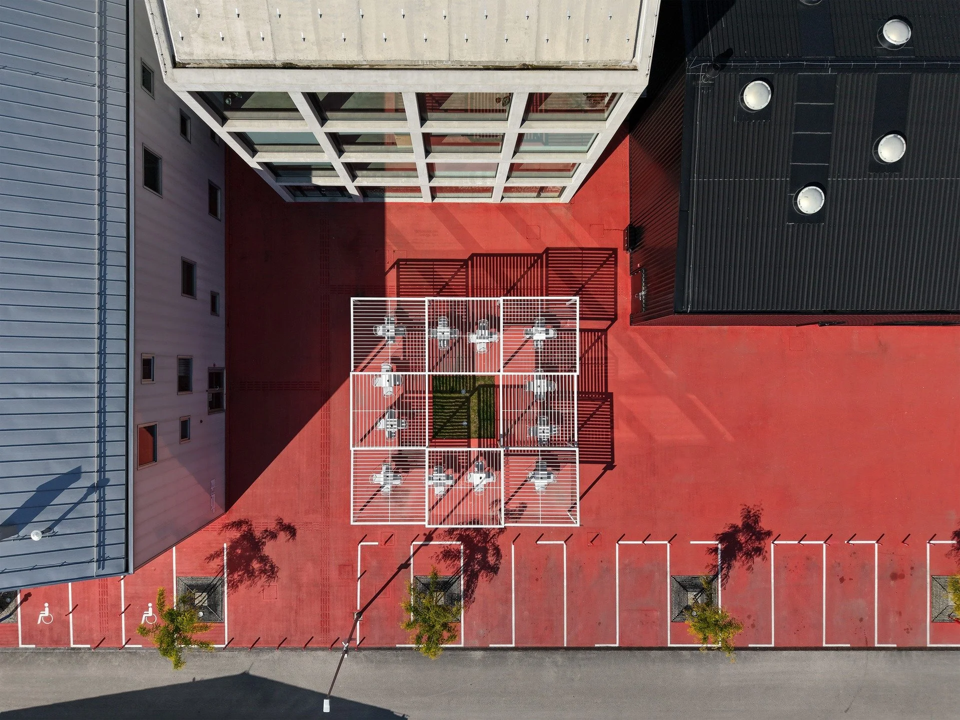 Re-GENERATOR
Responding to the complex structure of users and programs, re-GENERATOR is conceived as a cluster of three volumes, allowing for multiple modes of use: the parts can operate autonomously or act as one continuous, fluid space. 
LOCATION:&