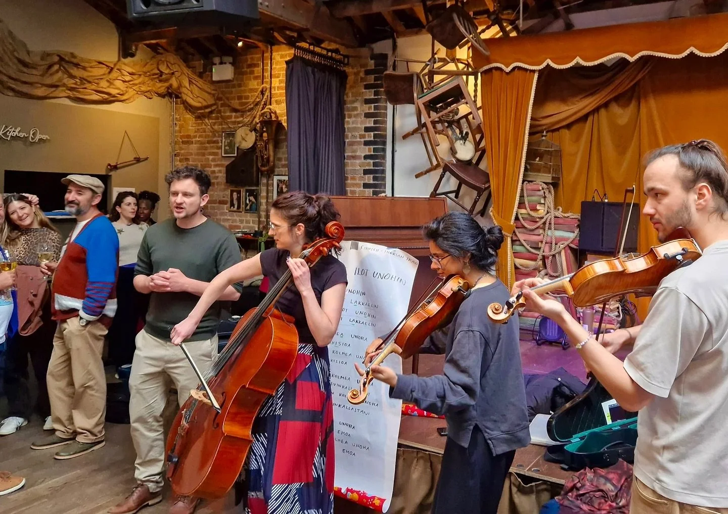 Gorgeous photo and artwork of our @jamboreevenue session a couple Saturdays ago! Next one: 15th November, 13:30 🎻🪇🪈🪗🪕🪘

📸🎨: Anna Malni