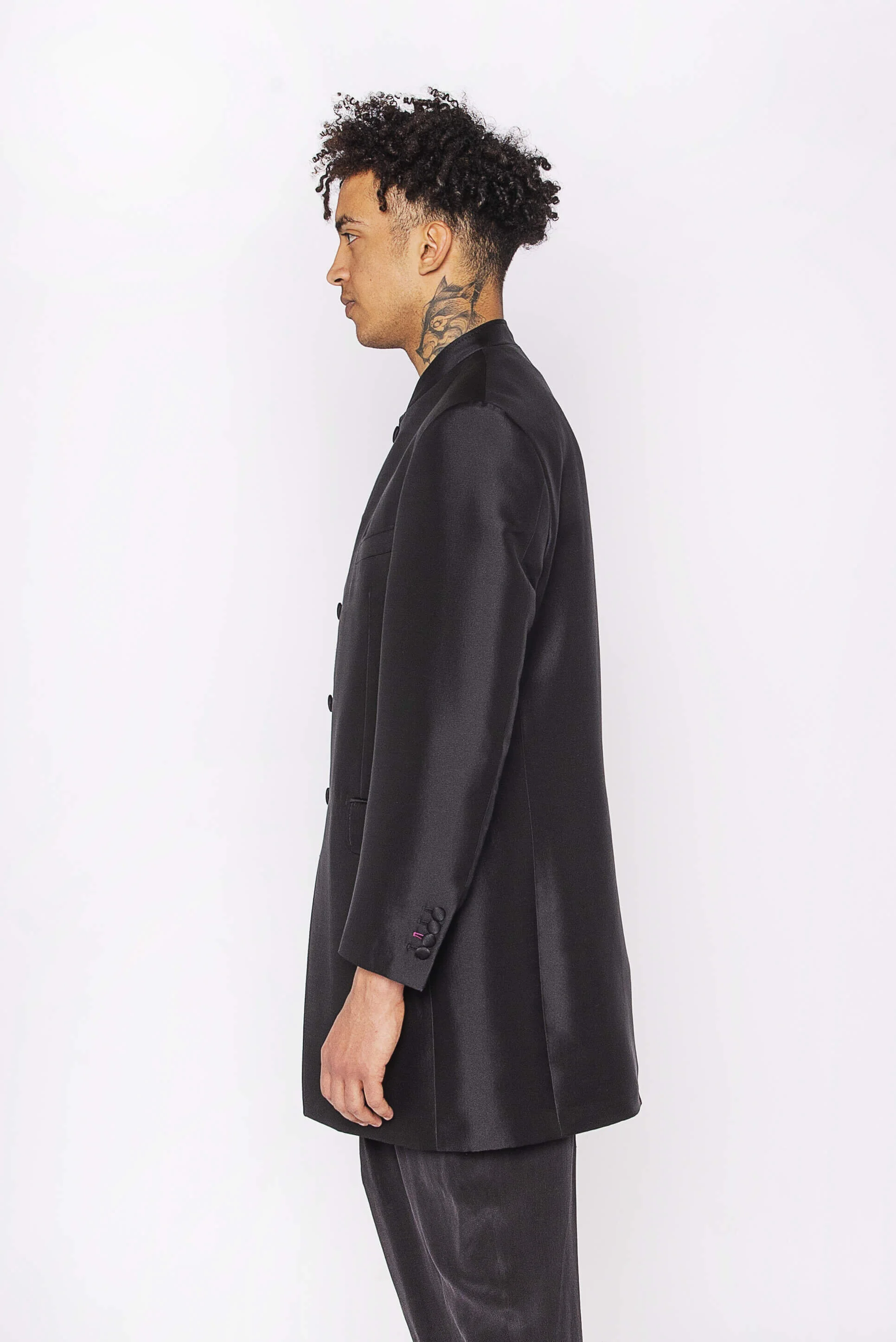 Veste longue col officier en soie et laine noire profil
