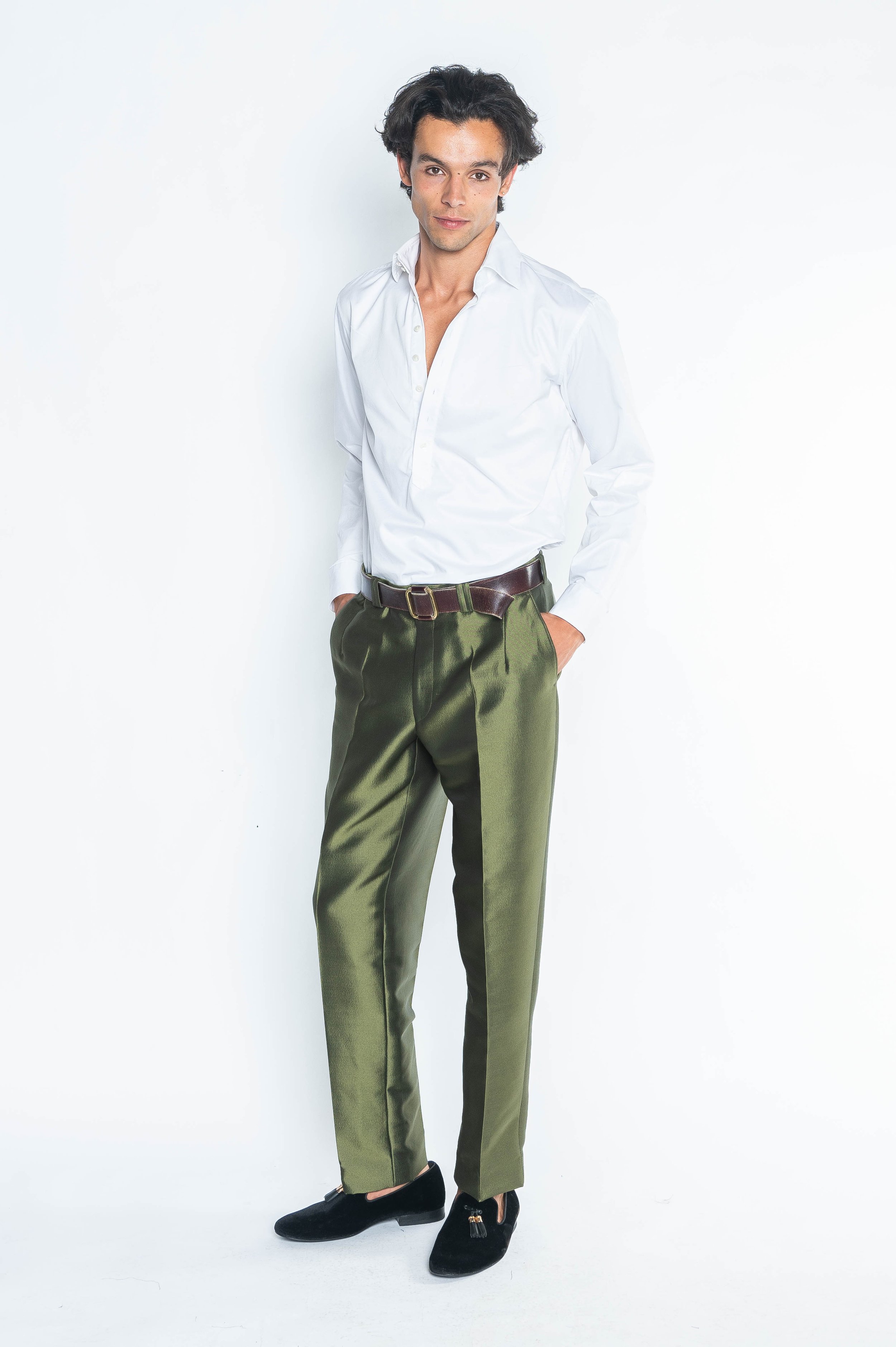 Chemise patte polo 6 boutons look sur pantalon kaki