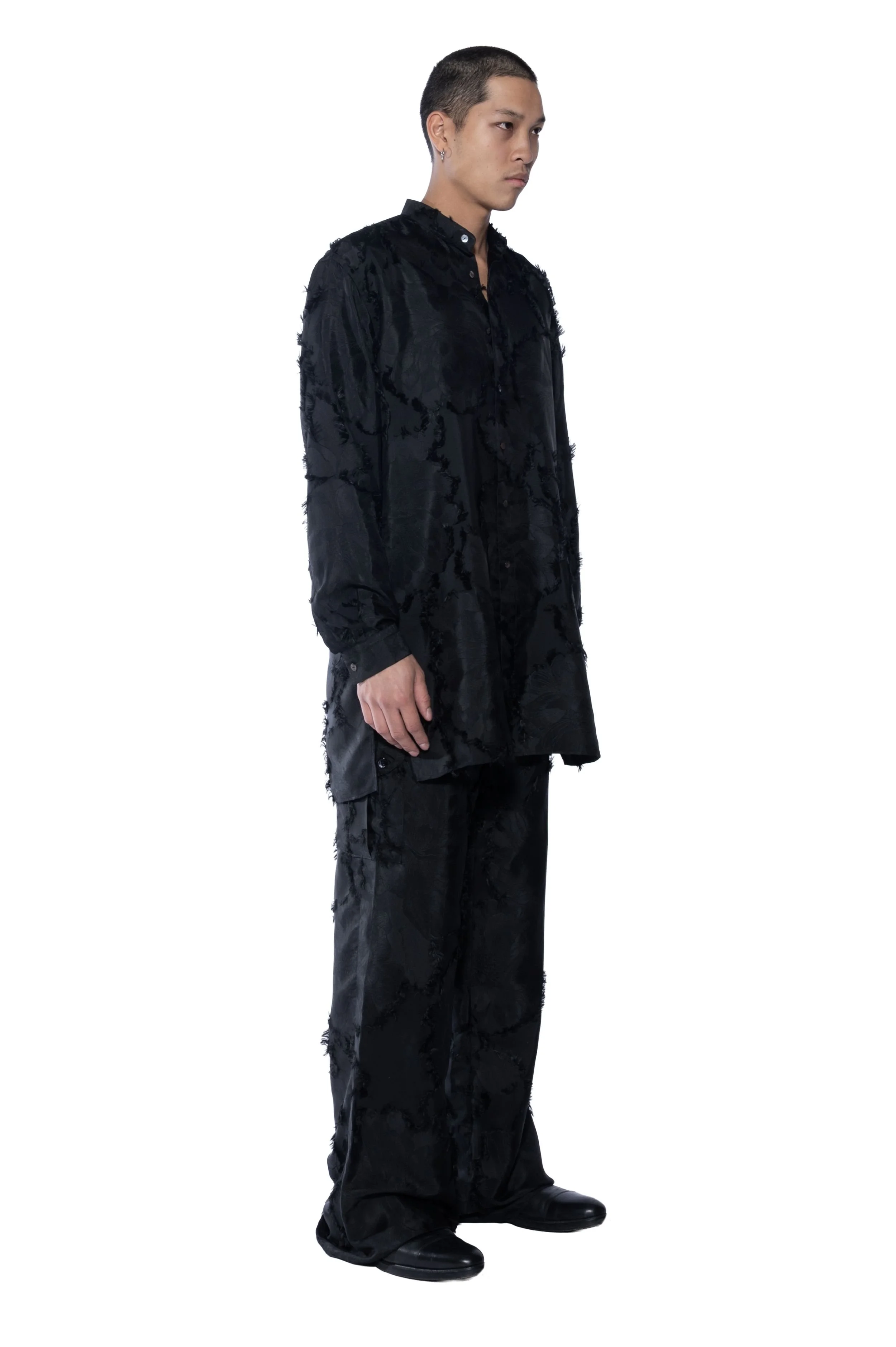 chemise longue noire sur pantalon noire 3-4 devantnt.jpg