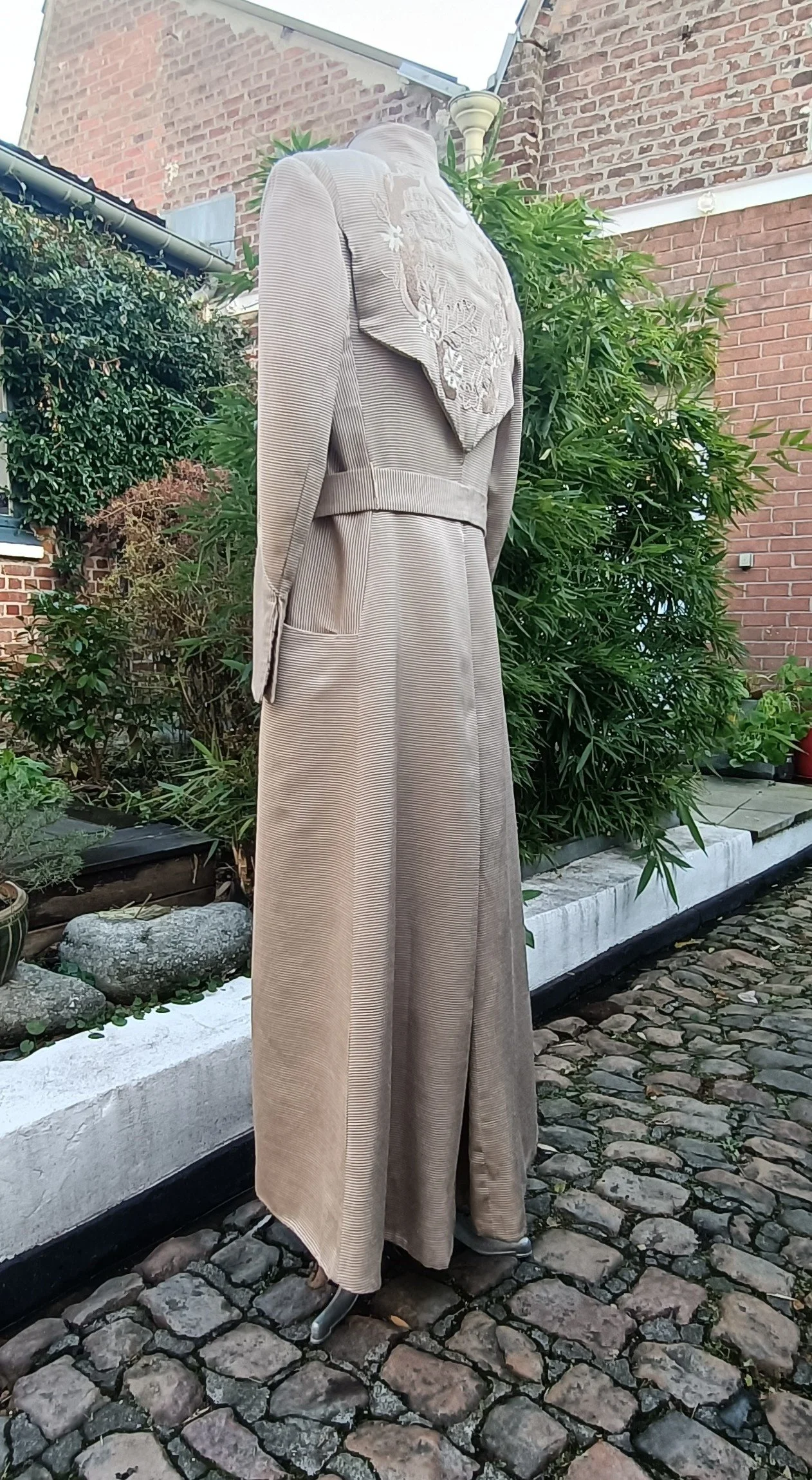 manteau long beige brodé main Quentin 