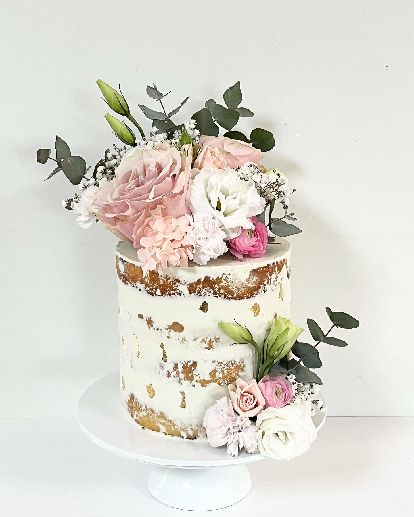 Semi naked beauty 💕
.
.
.
.
.
.
.
.
.
.
.
.
.
.
.
.
.
.
.
.
.
.
.
.
.
.
.
.
.
.
#vanillabutter_cakes  #cakesofinstagram #cakes #cakestagram #cakessydney #sydneybaker #cakedesign #sydneycakes #igcakes #sydneynorthshore #cakeoftheday #cakesofsydney #c