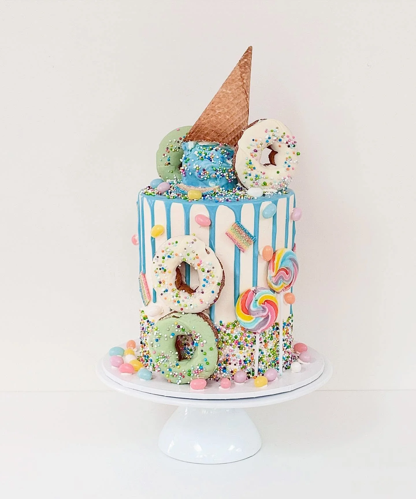 Ice cream + Donuts! 🍦🍩 
.
.
.
.
.
.
#cakesofinstagram #cakessydney #sydneybaker #cakedesign #sydneycakes #sydneynorthshore #cakeoftheday #cakesofsydney