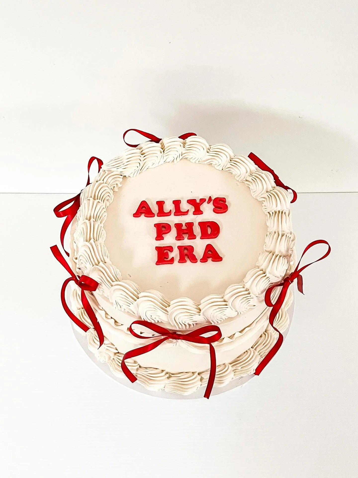 A simple bow cake for a huge celebration 👩&zwj;🎓 
.
.
.
.
.
.
#cakesofinstagram #cakessydney #sydneybaker #cakedesign #sydneycakes #sydneynorthshore #cakeoftheday #cakesofsydney