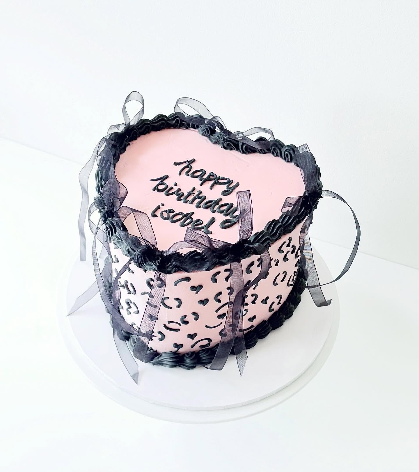 A little sexy 💖
.
.
.
.
.
.
#cakesofinstagram #cakessydney #sydneybaker #cakedesign #sydneycakes #sydneynorthshore #cakeoftheday #cakesofsydney