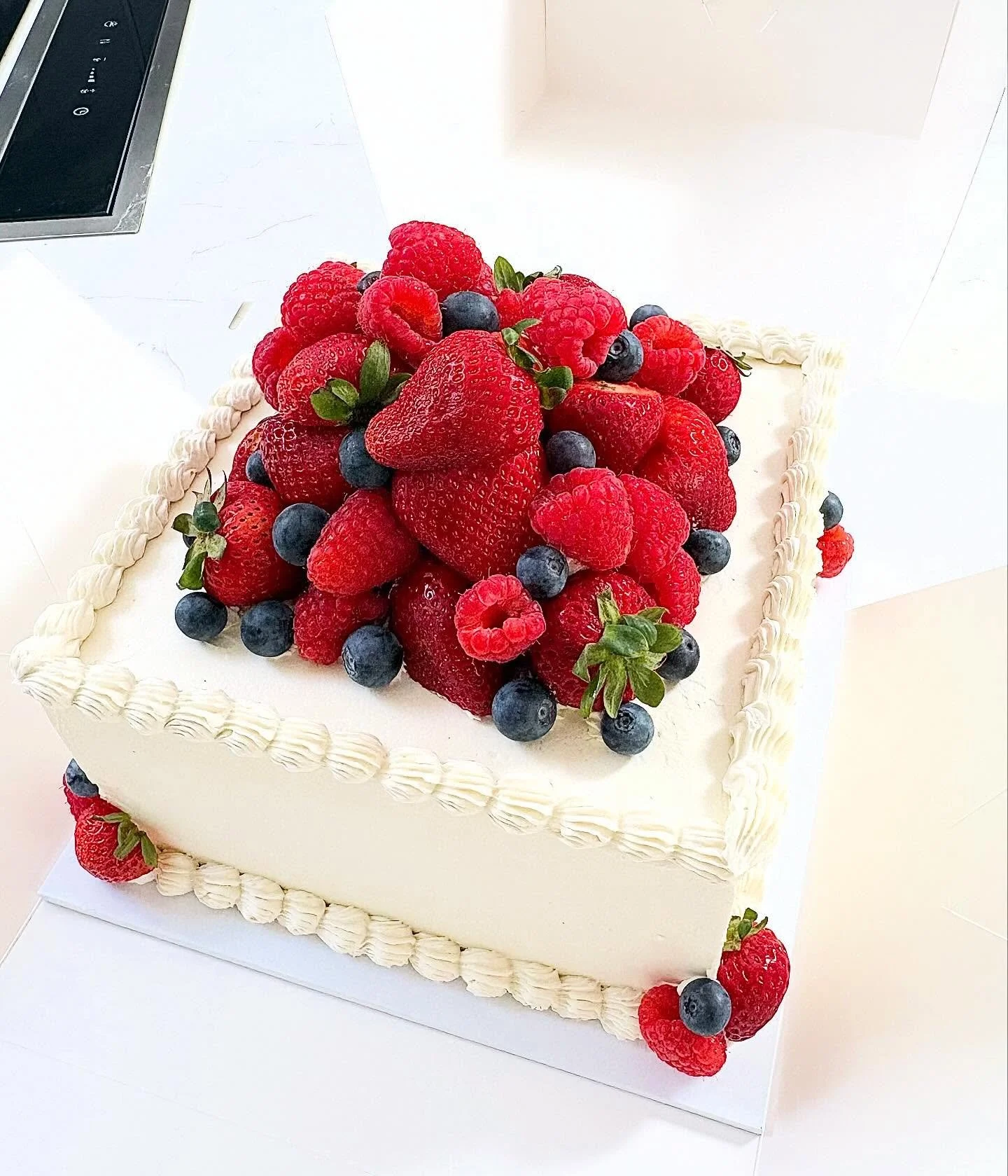 Festive season celebrations in full swing! 
.
.
.
.
.
.
#cakesofinstagram #cakessydney #sydneybaker #cakedesign #sydneycakes sydneynorthshore cakeoftheday cakesofsydney