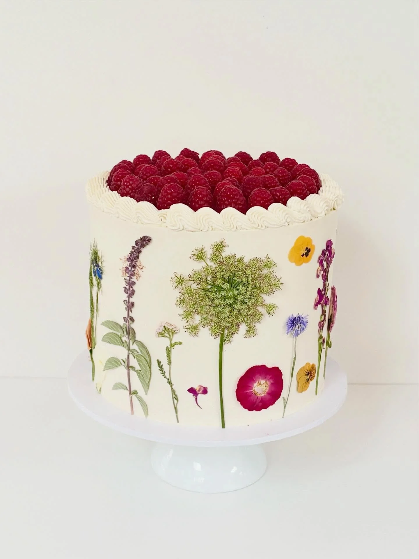 Gorgeous dried edible florals from @piccolofarm which way you turn! 
.
.
.
.
.
#cakesofinstagram #cakessydney #sydneybaker #cakedesign #sydneycakes