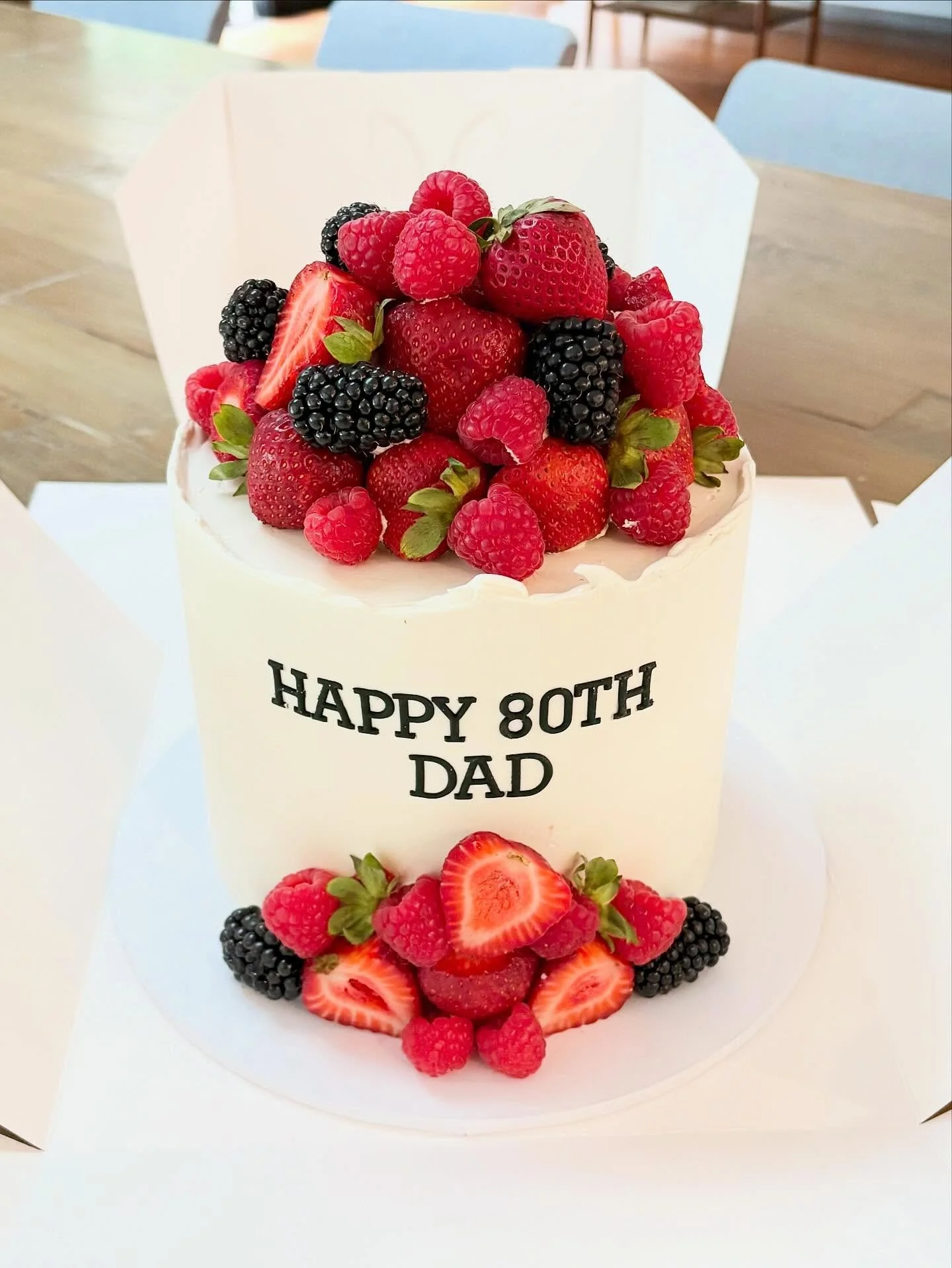 Berries on a cake - always a winner! 
.
.
.
.
.
#cakesofinstagram #cakessydney #sydneybaker #cakedesign #sydneycakes