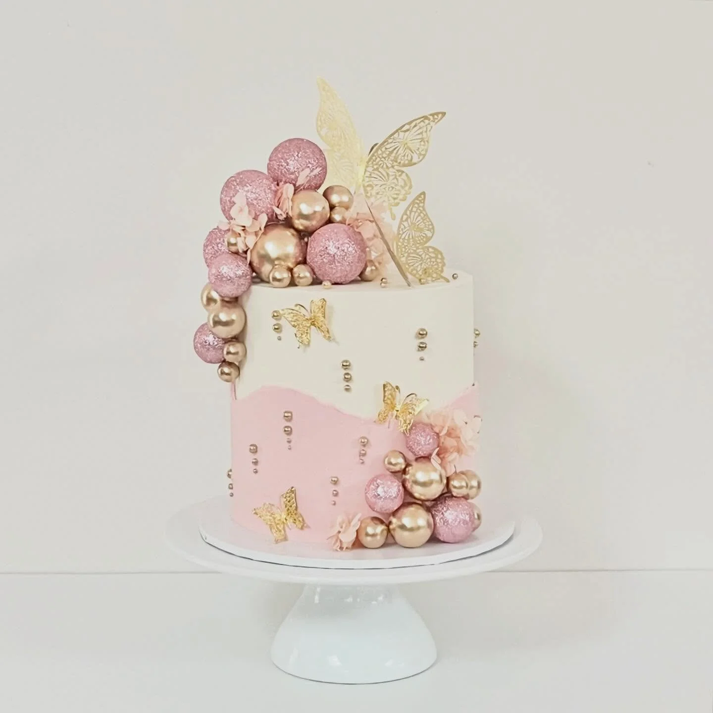 Pink balloons and gold butterflies for a little girls 3rd birthday 
.
.
.
.
.
#cakesofinstagram #cakessydney #sydneybaker #cakedesign #sydneycakes