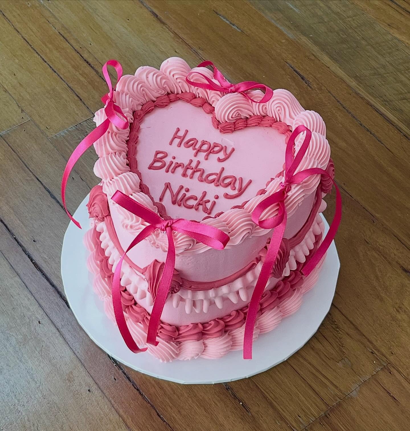 A vintage heart for Nicki 🩷 
.
.
.
.
.
#cakesofinstagram #cakessydney #sydneybaker #cakedesign #sydneycakes