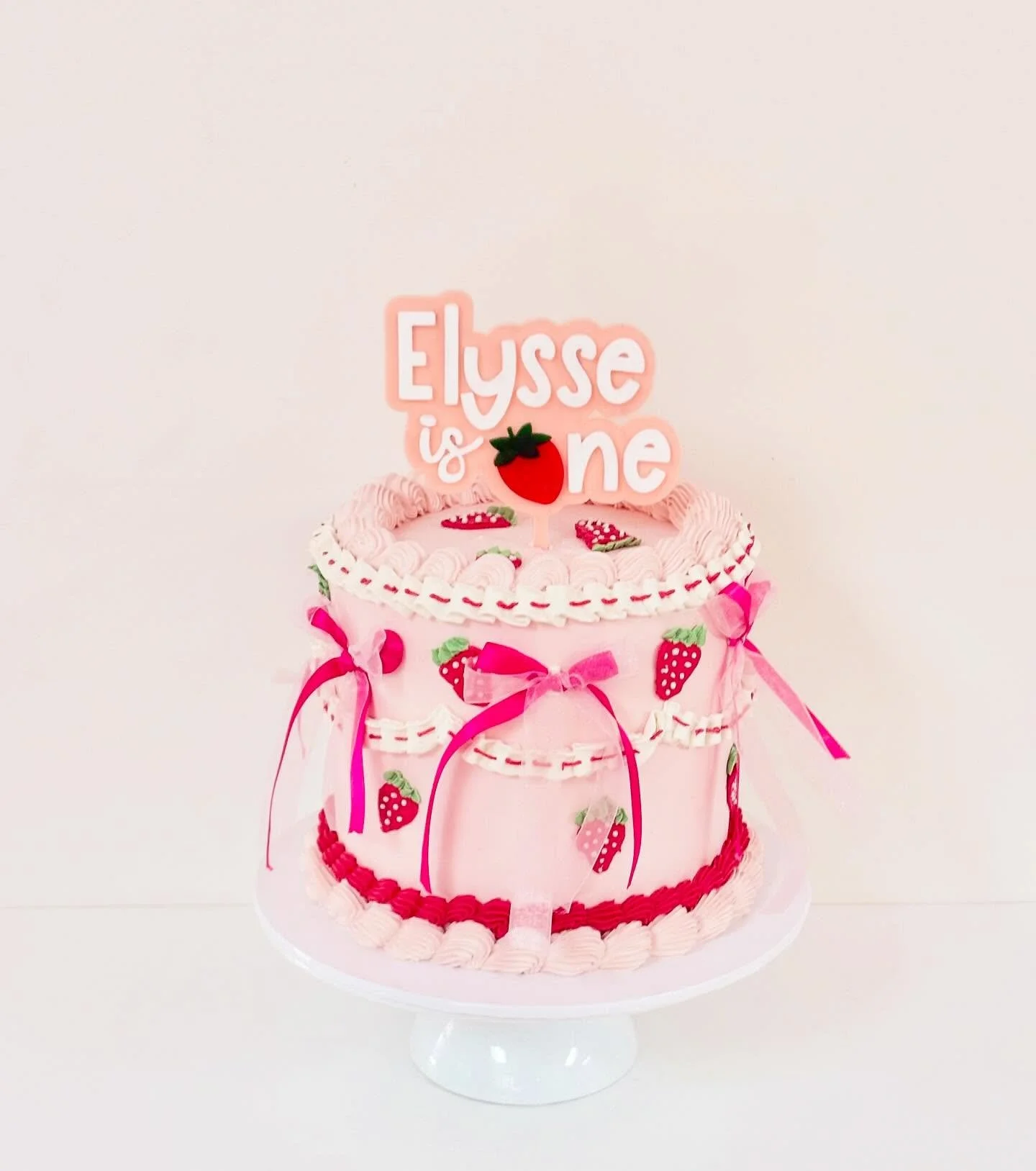 A berry special first birthday for Elysse🎂🍓
.
.
.
.
#cakesofinstagram #cakessydney #sydneybaker #cakedesign #sydneycakes