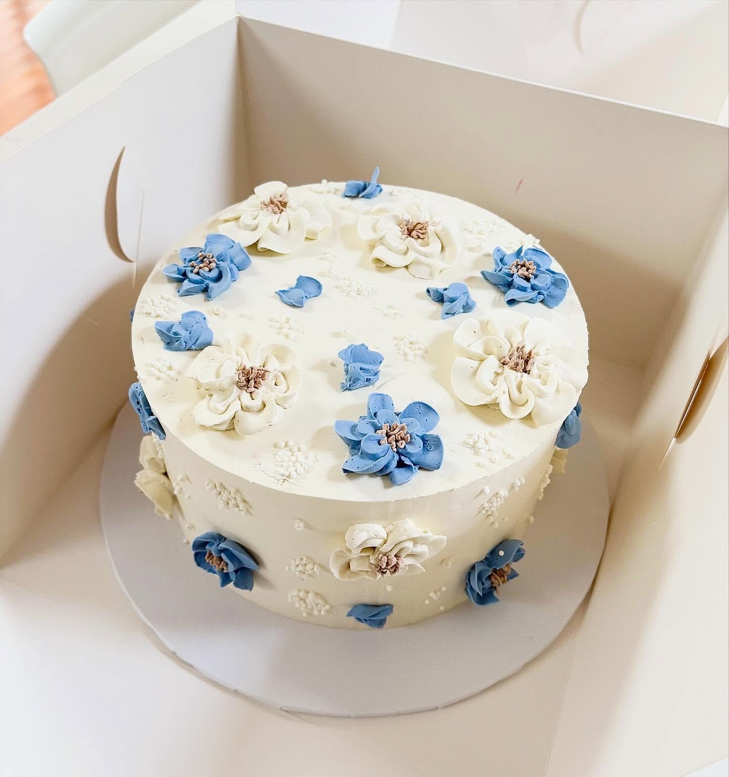 Buttercream florals! 
.
.
.
#cakesofinstagram #cakessydney #sydneybaker #cakedesign #sydneycakes