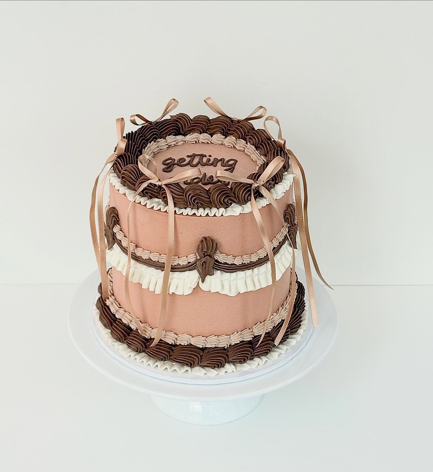 Chloe&rsquo;s 18th 🤎 🤍 
.
.
.
.
#cakesofinstagram #cakessydney #sydneybaker #cakedesign #sydneycakes
