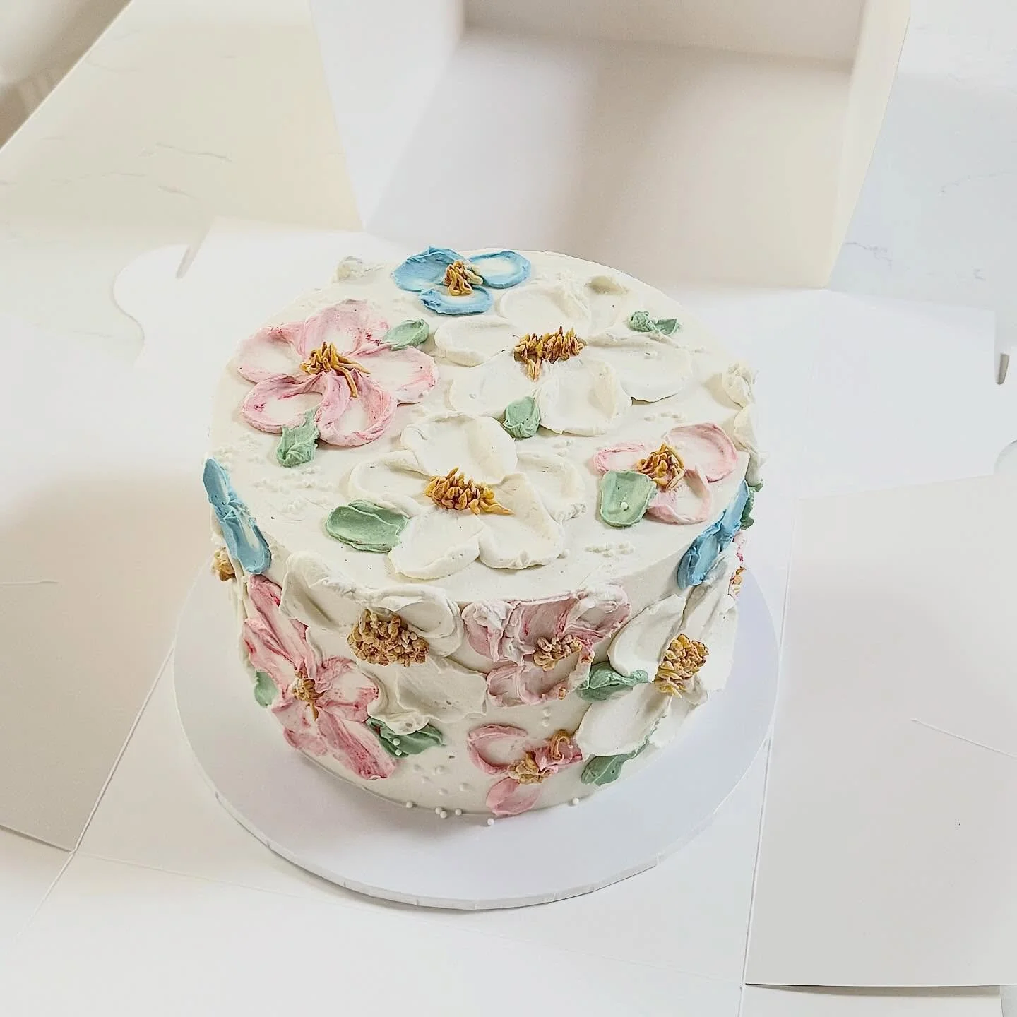 Loving the buttercream floral requests coming through 🌸 
.
.
.
.
.
#cakesofinstagram #cakessydney #sydneybaker #cakedesign