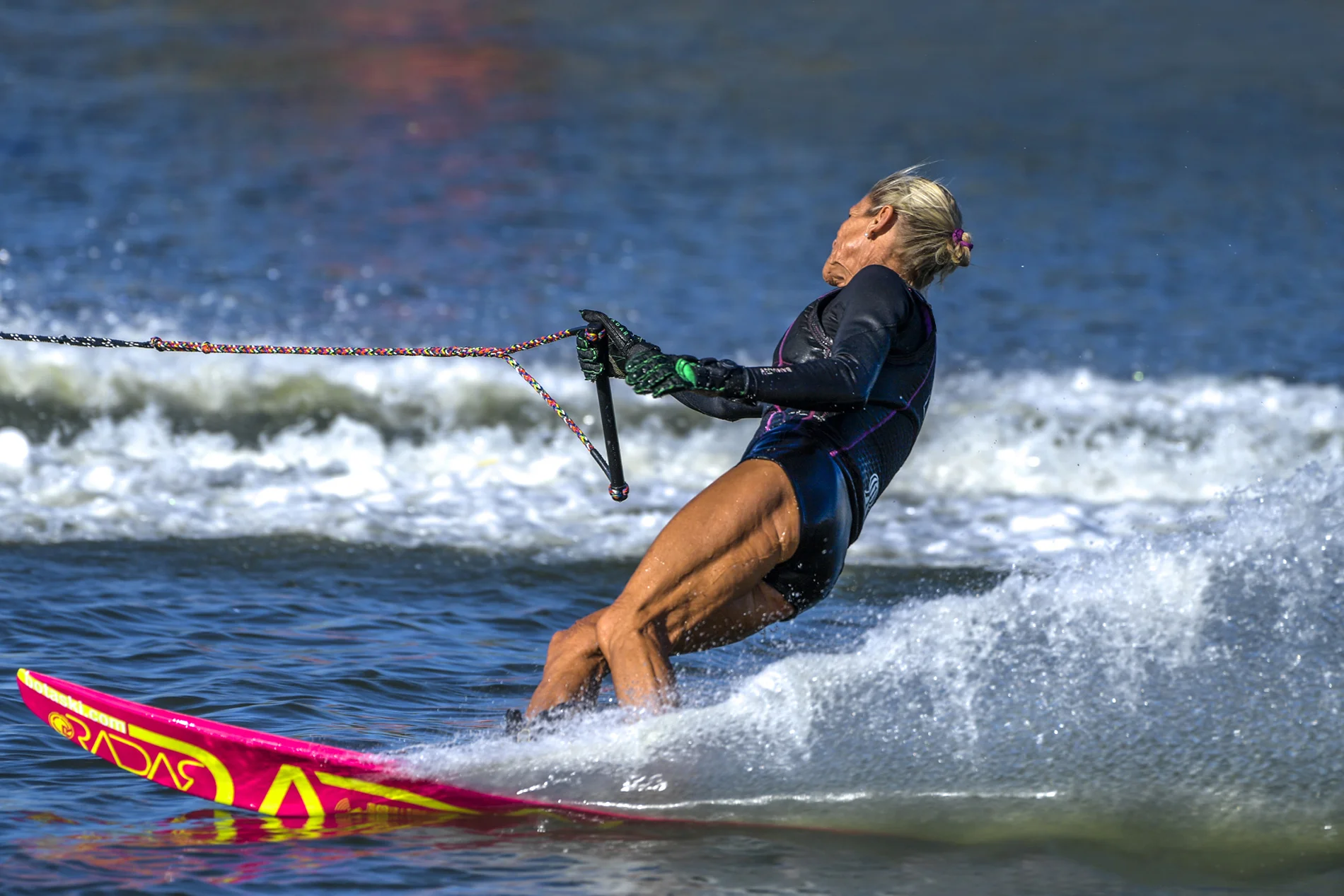 Nadine BOTAS Respaldada por la tradición familiar, Nadine se inició en el esquí náutico con 3 años y entre su palmares se encuentra el de Campeona de Europa sub14, tercera posición en el Campeonato de Europa sub21 y varias finales en el Campeonato de Europa Absoluto. Actualmente es considerada, al igual que su hermana Sandra, una de las grandes esquiadoras de nuestro país. Nadine has been in the water since the age of 3 backed by the family tradition. Her efforts were rewarded with the 1st place at the European U14, 3rd place at the European U21 and several finals at the European Open. Nadine, like her sister Sandra, is widely regarded as one of the top Spanish skiers.