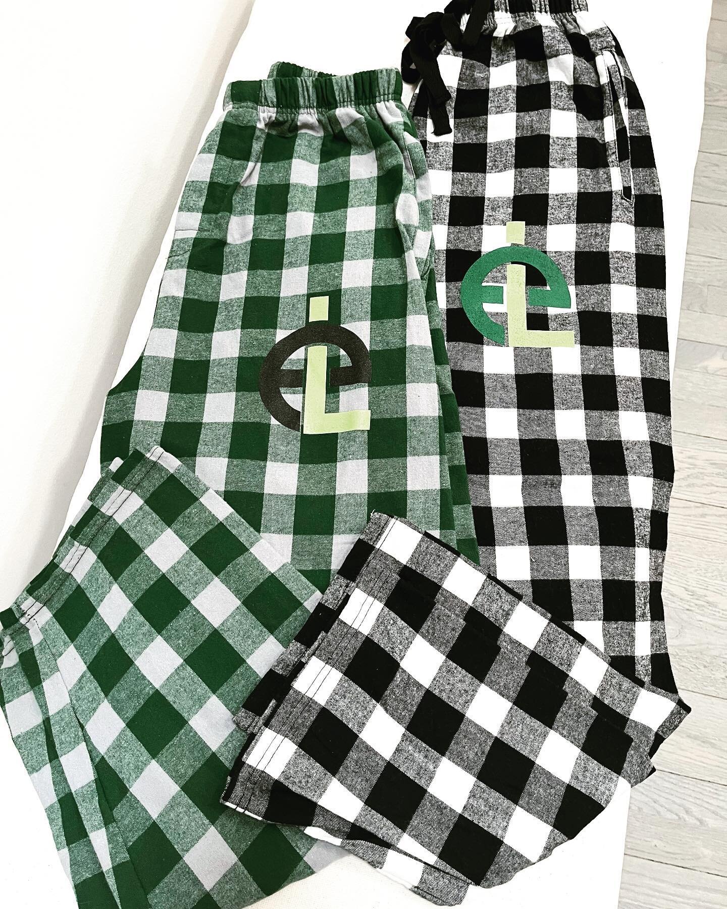 SLUMBER😴 💤 SWAG
:: ::
design + event planning @laurbwest 
#flannels #pj #pjpants #plaid #buffaloplaid #mitzvah #batmitzvah #emma #eventplanning #logodesign #favors #swag #swagbag #corbinstyle