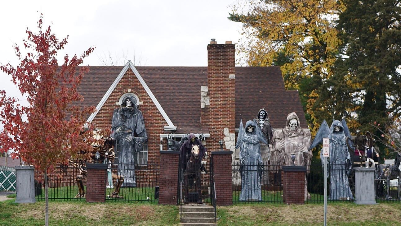 A frightfully demonic display at a 1935 Tudor Cape Cod. Happy Halloween! 🎃⁣
⁣
⁣
⁣
⁣
⁣
#halloween #halloweendecor #halloween2020 #demonic #skeletons #grimreaper #undertaker #daytonoh #daytonohio #daytonarchitecture #937 #daytonstrong #fairbornohio #f