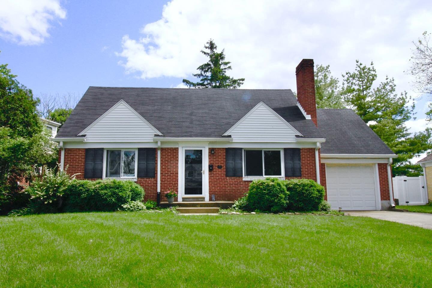 New Listing | 224 S. Bromfield Rd. Kettering, Oh 45429. 
Visit the #linkinbio to view the listing. 
This brick Cape Cod is still owned by the original family that moved in on Valentine's Day 1947 and is ready to be loved by a new owner. Enter into th