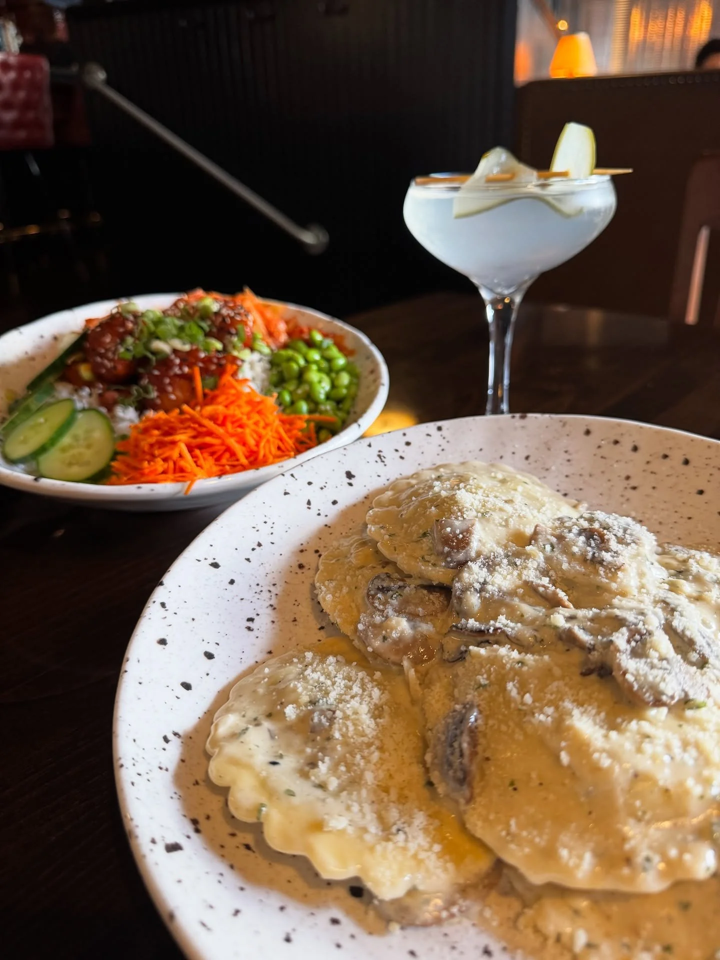 Pickle-Tini 🥒 Mushroom Ravioli 🍄&zwj;🟫 Korean Chicken Bowl 🥣
Kickstart the weekend at Johnny&rsquo;s with our delicious weekend specials! ✨
The sun is shining - dine outside before the cold comes to get us!