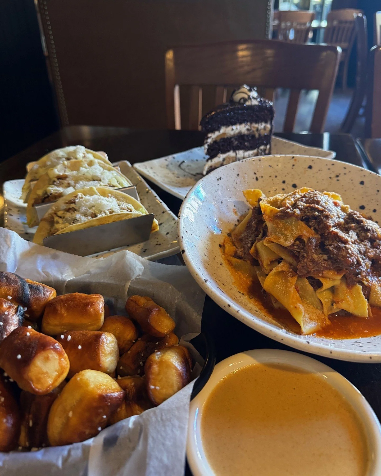 🍂 Johnny’s Weekend Specials Are Here! 🍂 Come see us this weekend and try them all! 🥂
Cocktails: Pumpkin Martini, Apple Pie Mule, Cider Man, Smokey Harvest Margarita
Soup of the Moment: Beef and Barley
Appetizer: Pretzel Bites
Entré