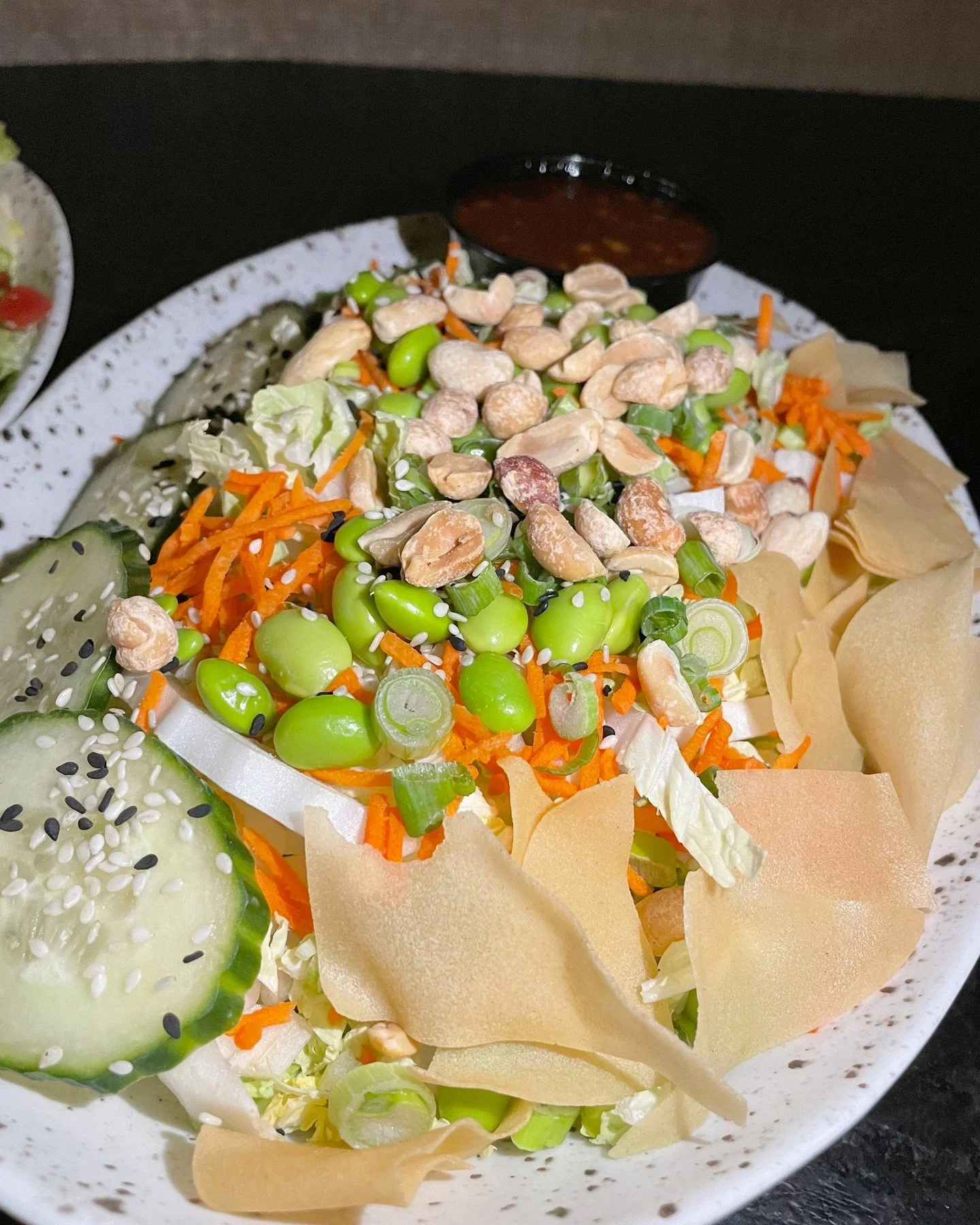 💥Spicy Thai dressing, crunchy wontons, and fresh veggies in every bite! Try a bite today!😆