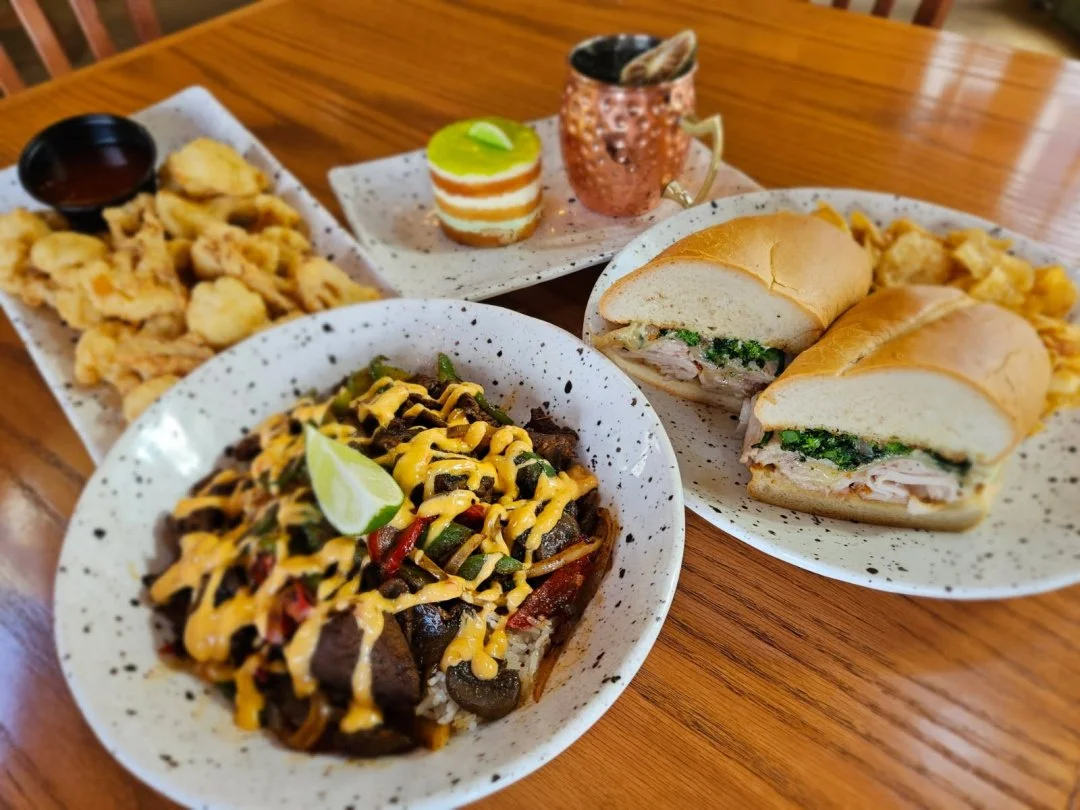 This weekend at Johnny&rsquo;s Bar &amp; Grille, we&rsquo;ve got the perfect combo of seasonal cocktails and flavor-packed dinner specials! 🍂✨
Cocktails to sip:
🎃Pumpkin Martini 🥧Apple Pie Mule 🍎Cider Man 🍁Smokey Harvest Margarita🍩Downeast Cide