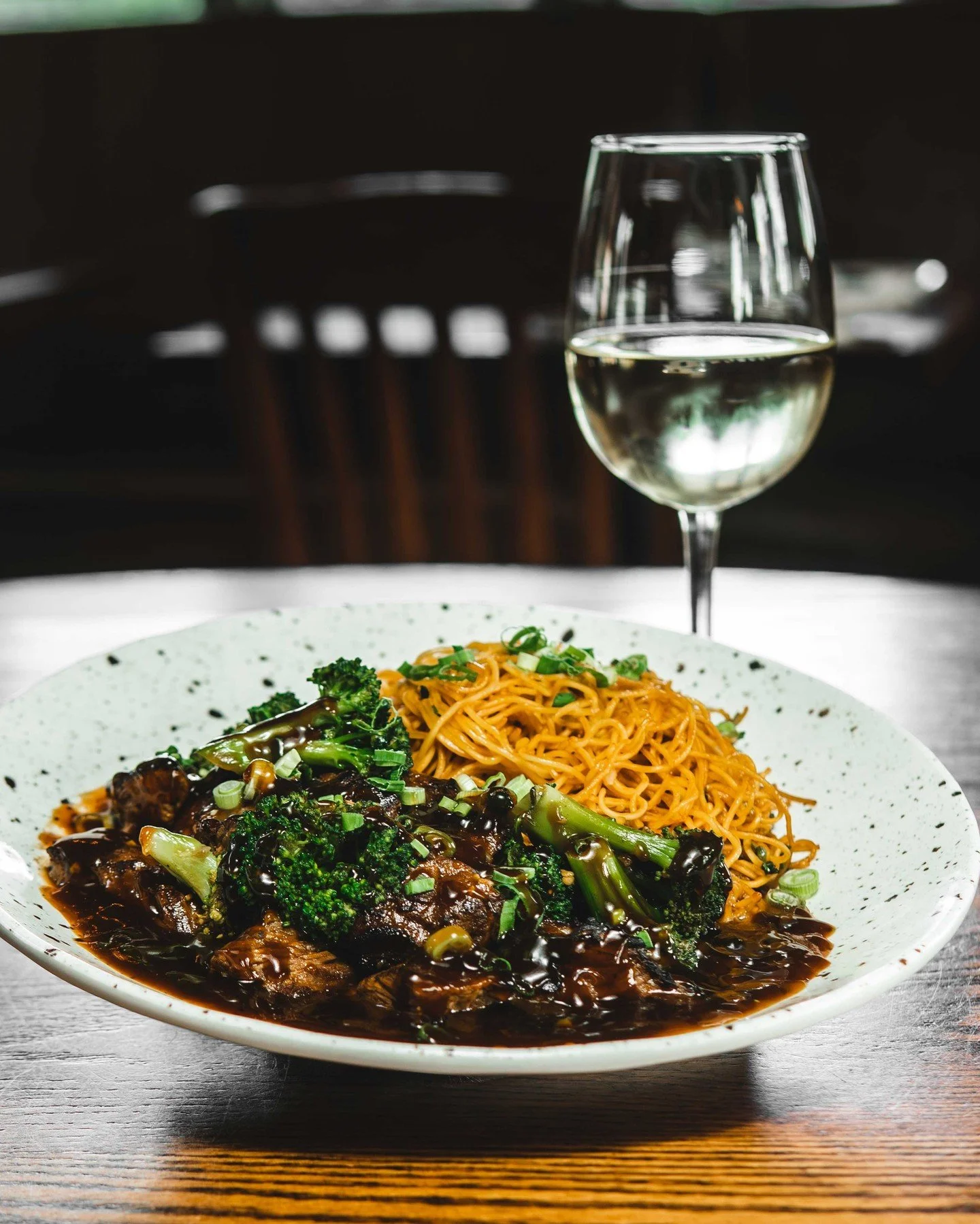 Thursday is for turkey&hellip; but today? Today is for BEEF TIPS! 🥩✨ Garlic sauce, broccoli, scallions, and garlic noodles&mdash;this fan favorite is ready to make your Wednesday delicious!
Plus, our Toys for Tots toy drive is happening today from 4