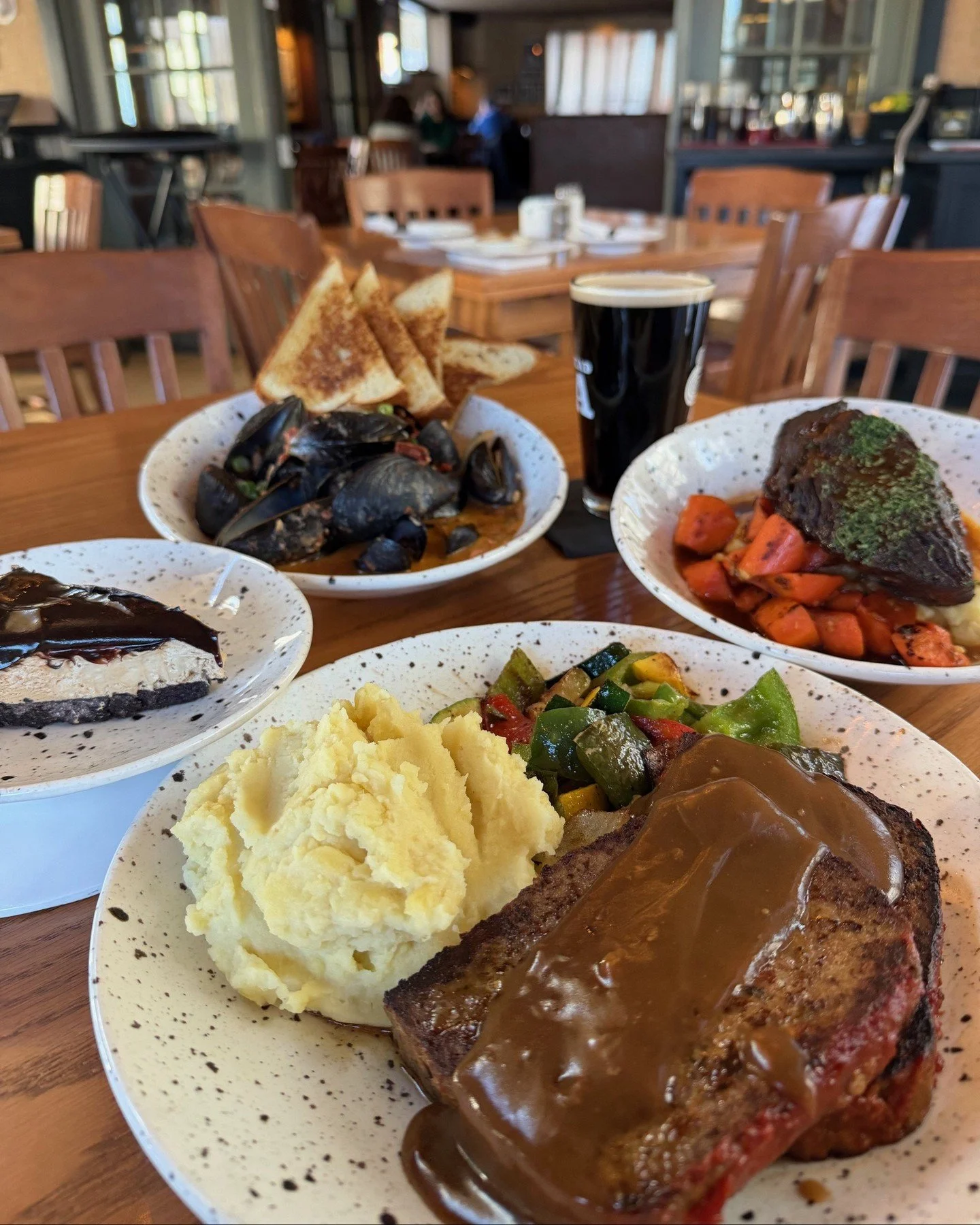 Weekend specials are here at Johnny&rsquo;s Bar &amp; Grille, and you&rsquo;re going to want to see this 👀🍽️
Here&rsquo;s what we&rsquo;re serving up:
🍸 Cocktails
 White Cranberry Cosmo | Holiday Red Sangria
🍲 Soup of the Moment: Minestrone
🍽️ W