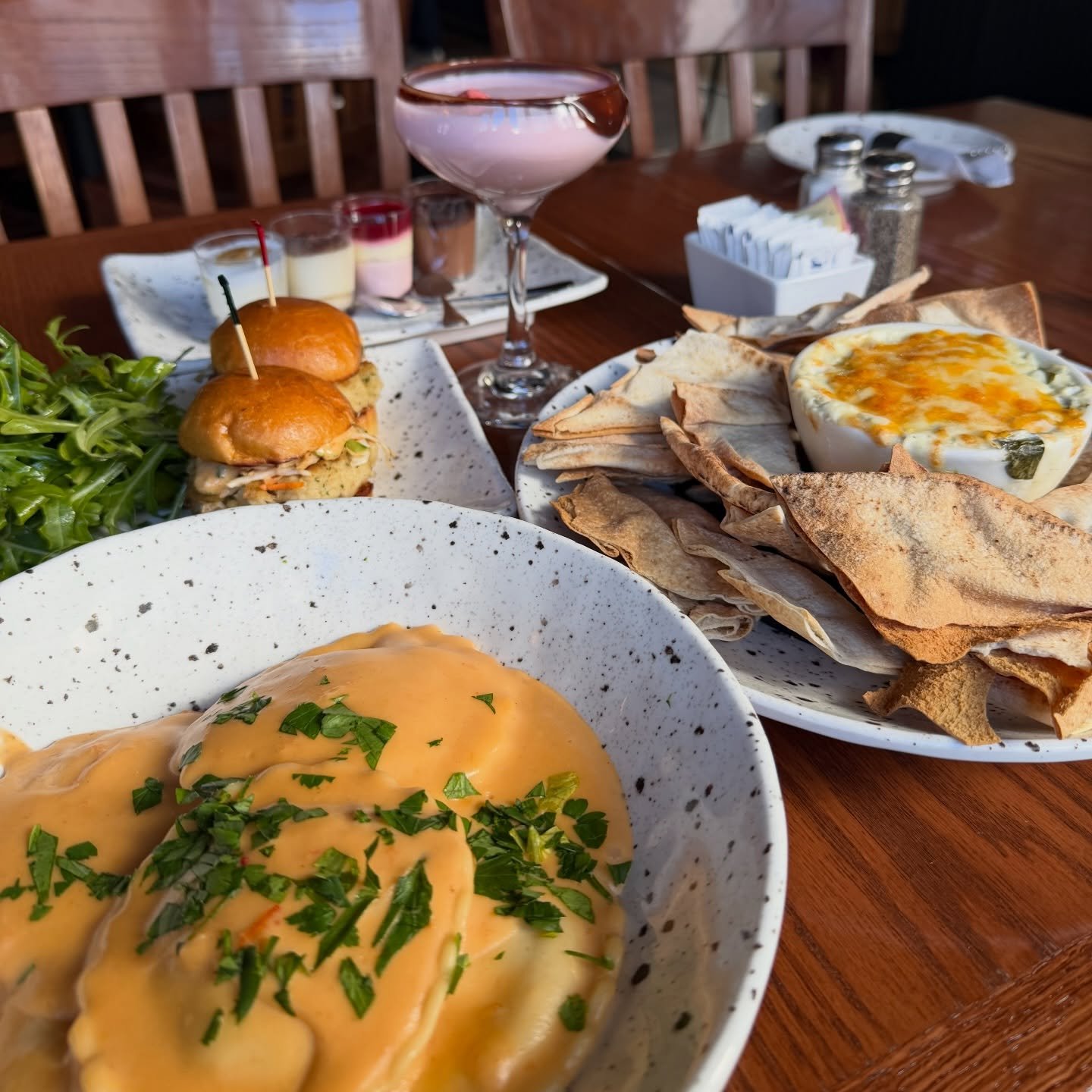 💕 Valentine&rsquo;s Weekend is here! Whether you&rsquo;re dining in with your sweetheart or ordering Johnny&rsquo;s to enjoy at home, we&rsquo;ve got all the flavors of love covered. ￼

🍓COCKTAILS🍓
Chocolate Covered Strawberry | Kiss and Tell | Wh