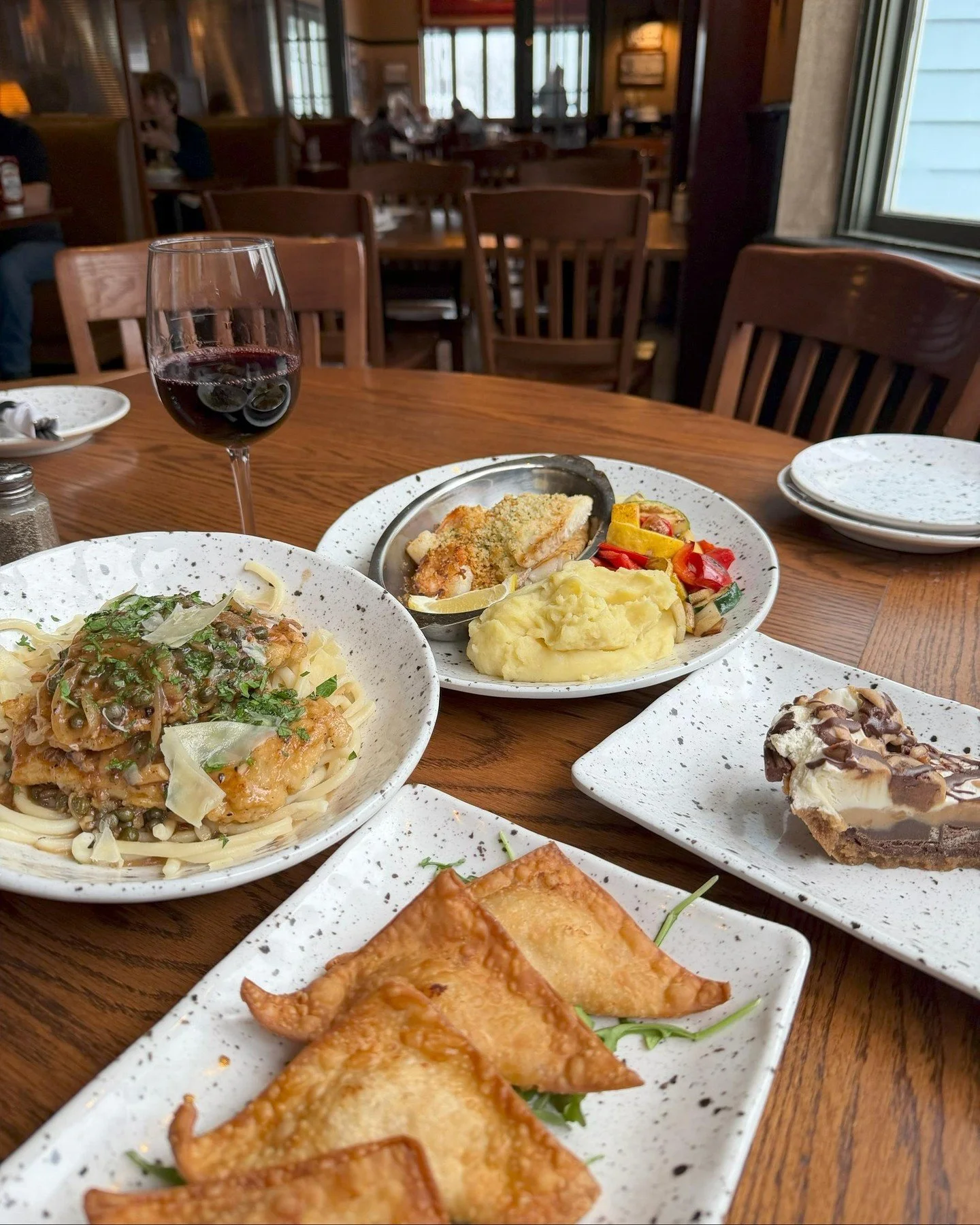 Snowy Friday calls for comfort food ❄️Warm up with our weekend specials!

🍓COCKTAILS🍓
Chocolate Covered Strawberry | Kiss &amp; Tell

🍽️TODAY&rsquo;S SPECIALS🍽️
Tomato Soup | Crab Rangoon's | Baked Fisherman's Platter | French Dip | Blackened Amb