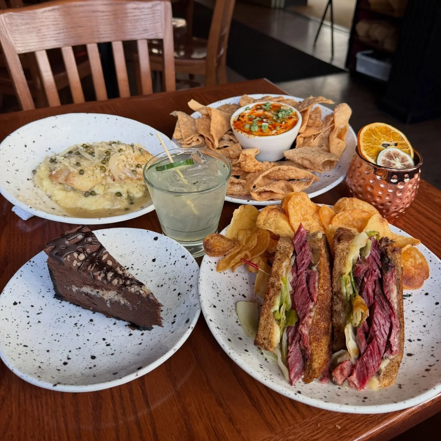 🌸 Spring has officially arrived and we&rsquo;re kicking off the first weekend of the season the right way.

🍸 COCKTAILS 🍸
Thin Mint Martini | Irish Mule | Kiss &amp; Tell | Green Room

🍽️ TODAY&rsquo;S SPECIALS 🍽️
Beef &amp; Broccoli Soup | Crab